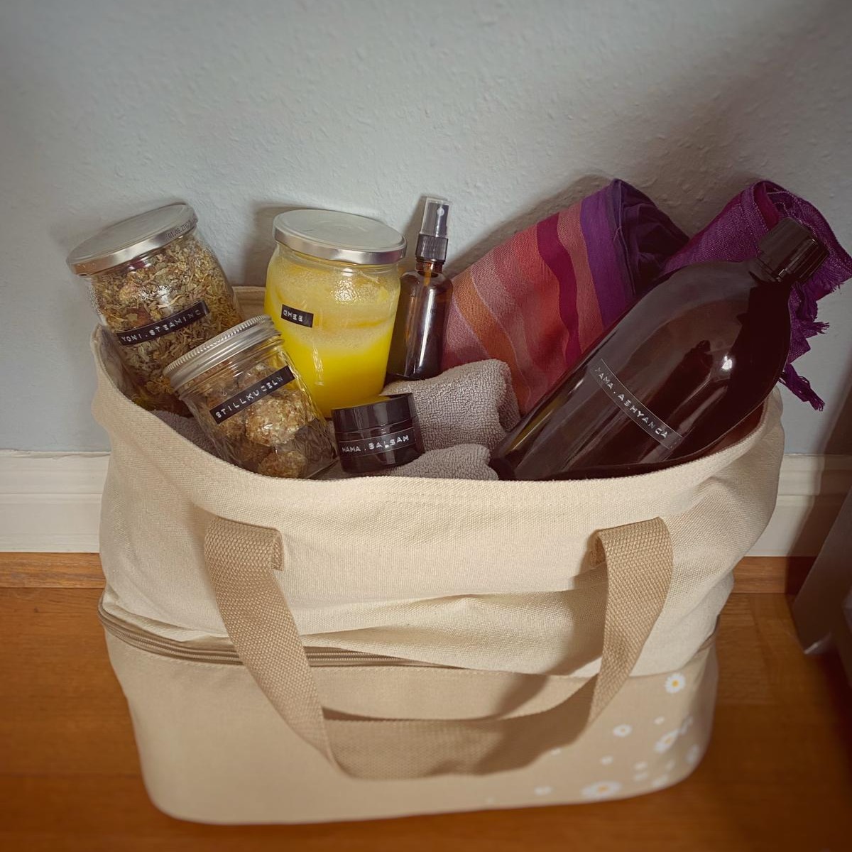 Meine Doula-Tasche ist randvoll mit vielen wunderbaren Dingen die Frauen im Wochenbett nähren, unterstützen, pflegen, zu Kräften kommen lassen, Entspannung bringen.... und und und. Aber meiner Doula-Tasche habe ich nicht nur ayurvedische Leckereinen und Massage-Öl, sondern auch ganz viel Tools, Rituale & ayurvedisches Wissen, damit bei jedem Besuch ganz individuell entschieden werden kann, was die Frau gerade braucht.
Manchmal wird es so sein, dass man sich schon während der Schwangerschaft denkt, dass z.B. ein Bonding Bad genau das Richtige ist und wenn ich dann zum Wochenbett Besuch da bin, braucht es aber eine nährende Massage, damit die Frau sich gehalten, berührt und genährt fühlt. Dann werde ich alles dabei haben.
Welche Tools ich alle in meiner Doula-Tasche habe, kannst du Online entdecken. Den Link dazu findest du in der Bio. Und ich erzähle dir auch immer wieder hier und in meinen Storys mehr über meine Doula-Tasche!
#doulalife #ayurvedischedoula #ayurvedadoula #doula #doulabegleitung #wochebettdoula #ayurdoula #doulatasche #massage #wochenbettmassage #wochenbettbetreuung #wochenbettzeit #wochenbettmomente