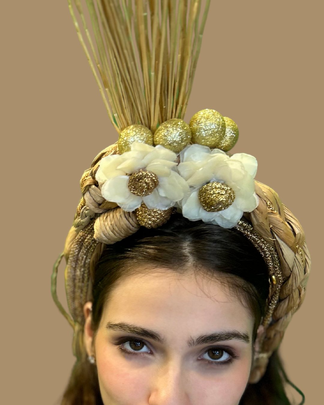 Fantasia de última hora? A Artesa salva o seu Carnaval!
As cabeças de palha e flores são peças exclusivas, sustentáveis, feitas à mão e prontas para transformar seu look de Carnaval. Pra quem quer brilhar sem esforço, com propósito e autenticidade.
Peça agora pelo WhatsApp no link da bio! Entregamos no Rio no mesmo dia. 🤍