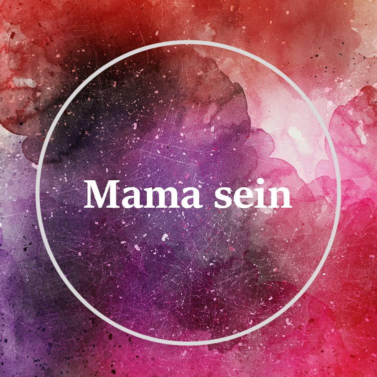 Oft wird gesagt mit der Geburt eines Kindes ist man eine Mama.
Aus meine eigenen Erfahrung als Mama von drei Kindern und zwei Kindern im Herzen kann ich sagen, dass Mama sein keine plötzliche Zustandsveränderung ist, sondern ein Prozess, der sich bereits ab der Idee des Kinderwunsches in Bewegung setzt.
Und dieser Prozess ist dann ein lebenslanger Wachstumsprozess. Wir werden mit der Geburt eines Kindes zu einer Mutter, ganz offiziell, aber wir dürfen in die Mutterrolle hineinwachsen, genauso wie auch die Kinder jeden Tag ein Stückchen mehr wachsen.
Du musst keine geborene Mutter sein und kannst alles und weißt alles auf einmal. Du darfst wachsen, lernen, fragen, erkennen, Fehler machen und weiter wachsen - gemeinsam waschen.
Über das Thema "Mama sein" wollen wir uns auch am 27.05.2024 in einem Mom-to-Be-Circle für Schwangere treffen. Den Link und weitere Infos dazu findest du in meiner Bio.
#mamasein #mamawerden #mutterschaft #mama #momtobe #schwanger2024 #schwanger