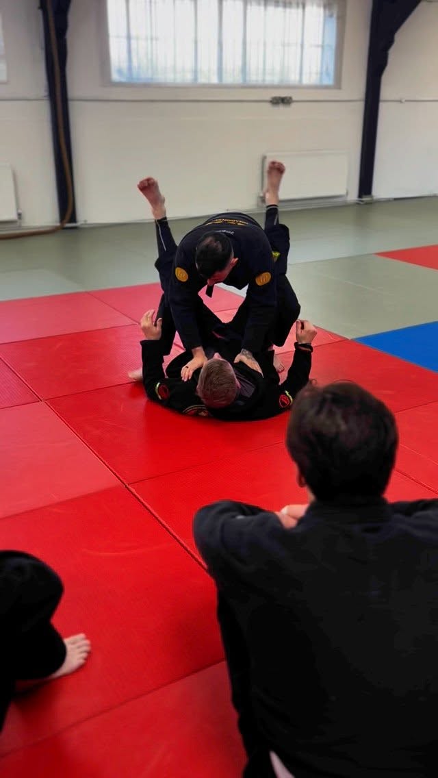 Talking through the step by step mechanics of a guard passing @gaberibeirobjj #bjj #checkmatbjj #ibjjf #fighting #oss