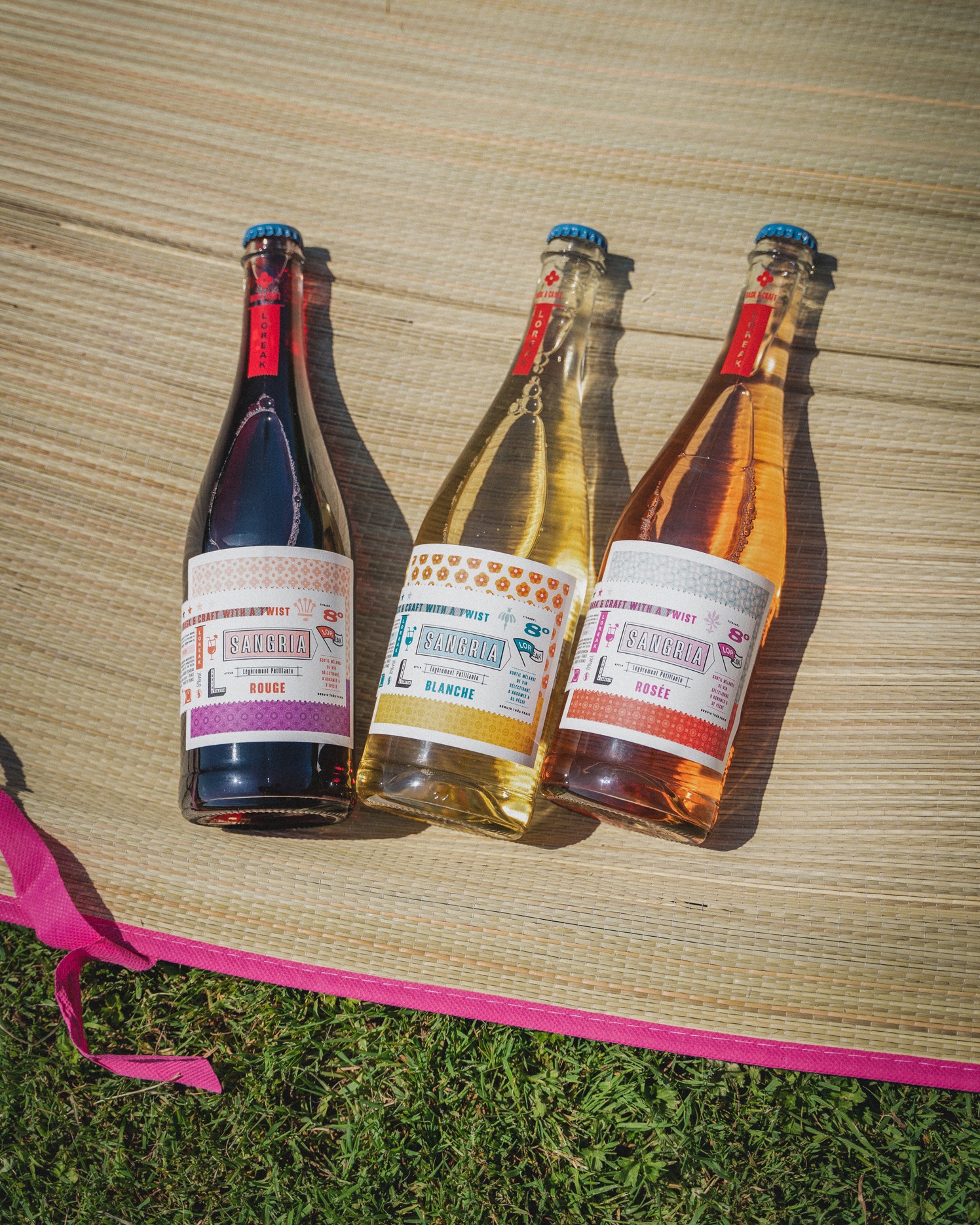 Les sangrias Loreak au soleil ☀️
Découvrez notre sangria légèrement alcoolisée, un vrai cocktail de fraîcheur ! Très fruitée et délicieusement pétillante, le plus dur sera de choisir entre notre version blanche, rouge ou rosée. 🍹
L'abus d'alcool est dangereux pour la santé. A consommer avec modération.