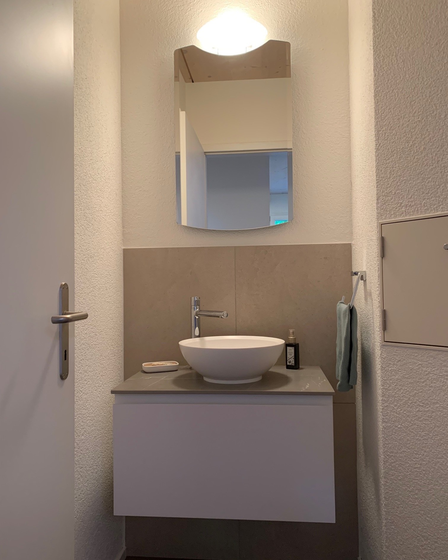 Wir durften ein Gästebad in Urdorf umbauen!😊
Das Waschbecken mit der eleganten Keramikabdeckung und das Becken aus Mineralwerkstoff sehen nicht nur super aus, sondern sind auch richtig pflegeleicht. Das Badmöbel von Nolff passt perfekt dazu und bringt noch mehr Stil in den Raum. Ein echtes Highlight für jedes Bad!
@nolff_manufaktur
#Gästebad #Badmöbel #Nolff #Mineralwerkstoff #BadezimmerDesign #Limmatal #Urdorf