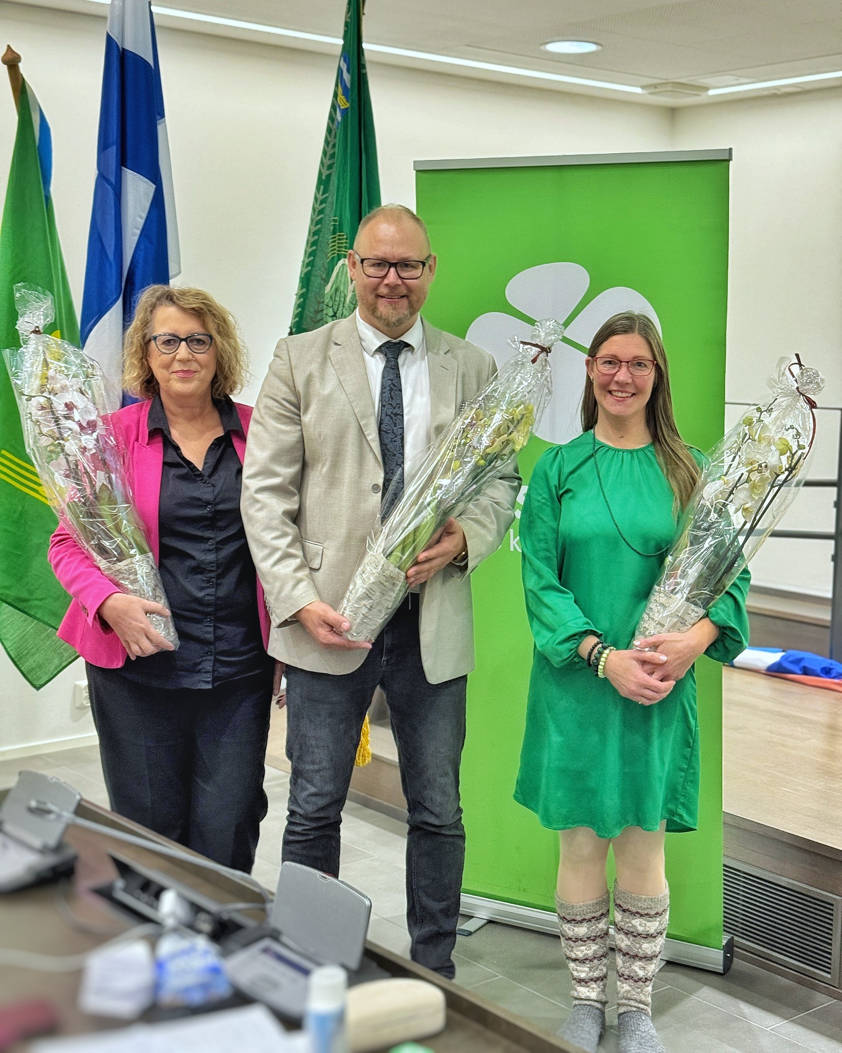 Espoolainen Heidi Mannelin valittu Keskustan Uudenmaan piirin varapuheenjohtajaksi
Keskustan menestyminen suurissa kaupungeissa on puolueelle elintärkeää, ja siksi on hyvä, että piirin johtoon saadaan näkökulmaa voimakkaasti kasvavan kaupungista.
Heidi Mannelin, 54, työskentelee IT-alan palvelujohtajana Espoossa. Hän tuli politiikkaan mukaan edellisten kuntavaalien aikaan ja on sen jälkeen ollut aktiivisesti mukana niin Espoon Keskustan kuntayhdistyksen hallituksessa kuin Espoon Keskustanaisten puheenjohtajana. Hänet valittiin myös äskettäin Espoon Keskustan varapuheenjohtajaksi vuodelle 2025.
Keskustan Uudenmaan piirin sääntömääräinen syyskokous järjestettiin 16.11. Vantaan kaupungintalolla. Piirin hallitukseen valittiin lisäksi varsinaiseksi jäseneksi espoolaiset Tommi Virtanen ja Meri Rautunen sekä varajäseneksi Outi Saarelainen.