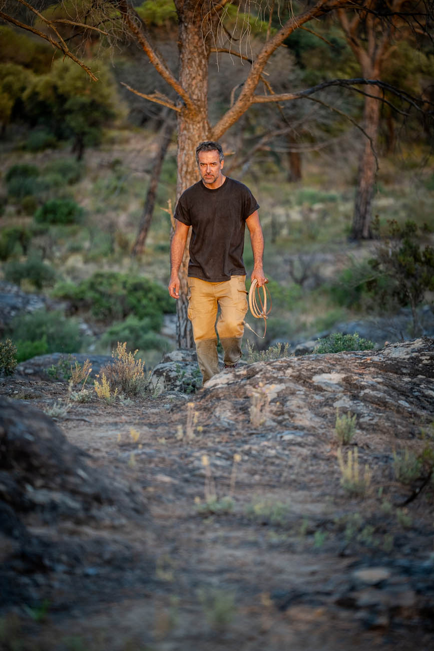 En excursion avec le Survival Adventure !💥
En le concevant, j’ai voulu créer un fouet d'une très grande qualité et qui soit à la portée de tous. Doté d'un pommeau cylindrique et d’un anneau de séparation en cuir, c’est un modèle très robuste au double cœur tressé à 4 et 6 lanières, qui t'accompagnera dans toutes tes explorations. 🐍🏜️
Tu en veux un ? Tu peux me DM ou le commander dans le lien bio ! 👆
#fouet #bullwhip #adventure #survival #tracking #props #RomaricGears #Aventure #SurvivalAdventure #Craftsmanship #OutdoorGear #WhipTraining #SurvivalSkills #OutdoorAdventure #Handcrafted #Artisanat #WhipInAction #WhipCraft #whipshop #bullwhip #whipcracking #indianajoneswhip #leatherwhips #whipmaking #indianajones