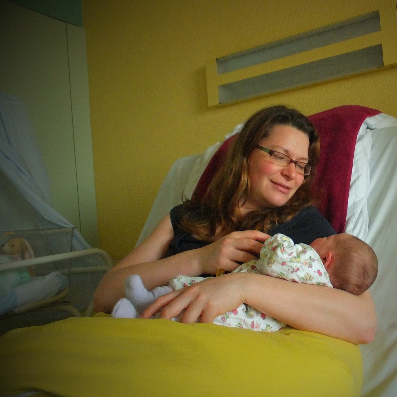 Willkommen kleines Baby! Willkommen Mama!
Über 12 Jahre ist dieses Bild alt - ich als ganz frische Mama. Ich kann gar nicht mehr sagen, wann genau wir das Bild gemacht haben. Aber es war vielleicht am 3 Tag nach der Geburt, denn davor war ich nicht wirklich fotogen 🤫
Wenn ich auf dieses Bild zurück blicke, kommen viele Gefühle in mir hoch. Das erste Mal, dass ich meine Tochter gesehen habe, die Tage im Krankenhaus mit ihr. All diese Gefühle in mir die neu waren. Und ich weiß nicht wie ich ganz ungläubig zu meinem Mann gesagt habe - "Heute nehmen wir ein Baby mit nach hause - ist das nicht vollkommen unreal?" Obwohl ich über 40 Wochen auf meine Tochter gewartet habe und mich auch schon während der Schwangerschaft mütterlich gefühlt hatte, war jeder Moment als Mama so neu, so unbeschreiblich und manchmal auch verrückt.
In den 12 Jahren bin ich gewachsen. Als Frau, als Mutter, als Begleiterin und auch als Soul Sister. Meine Mutterschaft hat mich geprägt und mich auch dahin gebracht, wo ich heute stehe. Und ich möchte auch werdende Mamas in diesem Wachstumsprozess begleiten. Mit allem was da so kommt - beim Mama sein!
Wirst du auch bald Mama und möchtest dich mit anderen Mamas zu diesem Thema austauschen - perfekt, denn am 27. Mai 2024 biete ich hierzu einen Mom-to-Be Circle an. Ich halte den Raum stehe mit allen im Kreis auf Augenhöhe. Auch wenn ich schon lange Mama bin - im Kreis sind wir alle gleich!
#frauenkreis #momtobecircle #mamasein #geburtsvorbereitung #schwangerschaft #schwanger2024 #momtobe