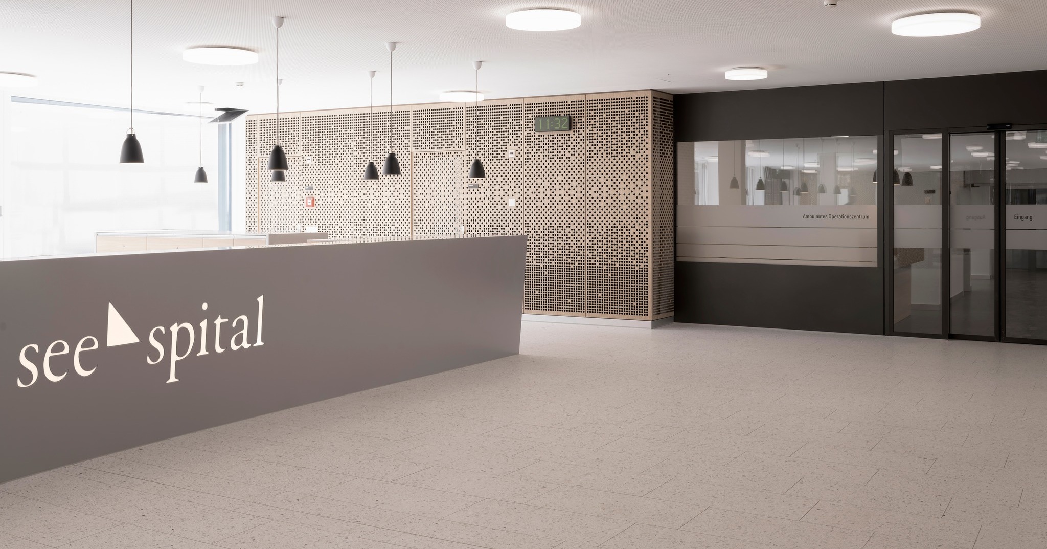 Für das Seespital Horgen durften wir diverse Empfangsmöbel und Schränke in Eiche furniert fertigen. Die Möbelstücke wurden mit Himacs kombiniert, um ein modernes und zugleich natürliches Ambiente zu schaffen.☺✨
Architektur: @bssarchitekten
Fotos von: ©www.zuerrer.com
#Empfang #Möbel #Eiche #Schreiner #Himacs #modern