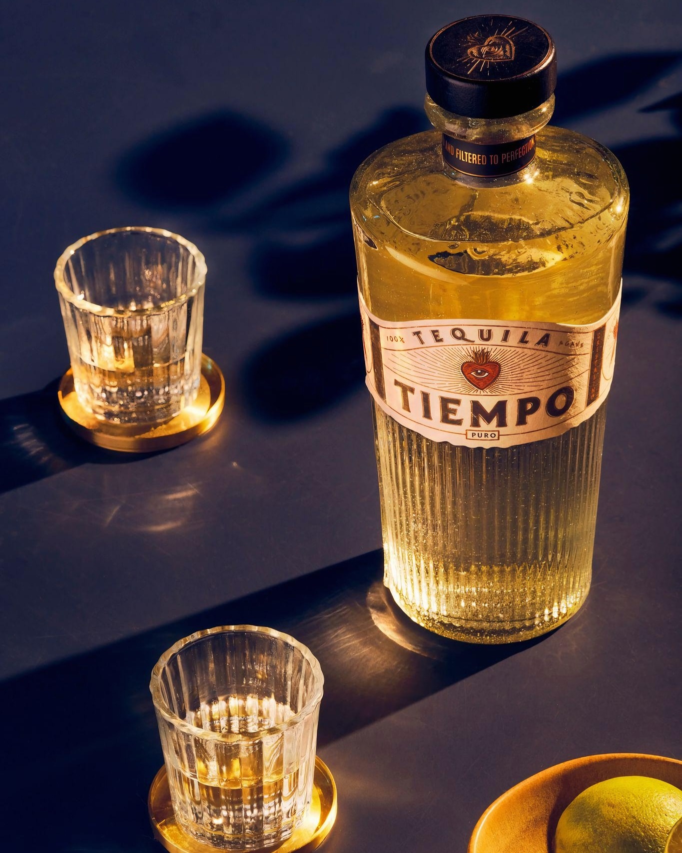 The light golden hue in our Reposado is from precious time spent at one with the barrel. For around 5-7 months in contact with the ex-whiskey white oak barrel, the liquid takes on characteristics of the wood resulting in natural notes of oak, vanilla, apple, and butter. Perfect to sip, mix with ginger or shake in your favourite Paloma or Margarita.
Thanks to @addiechinn for the stunning snap