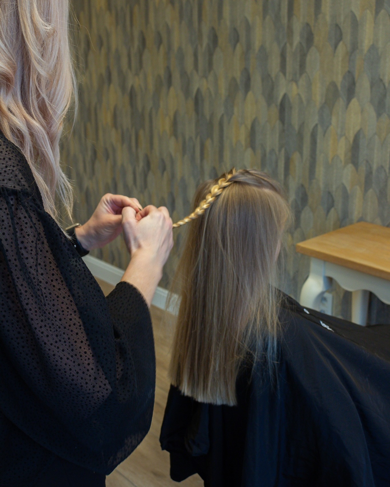 Heb jij al een speciale gelegenheid op de planning? Straal met een uniek opsteekkapsel dat helemaal bij jou past! 🌟