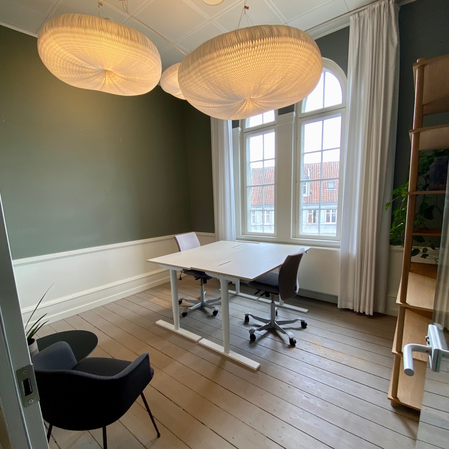 "Jeg trænger til luftforandring. Jeg er træt af at sidde alene på hjemmekontoret. Jeg søger et netværk. Jeg trænger til at kunne sparre med dygtige folk over kaffen. Jeg savner at have mennesker omkring mig. Jeg er træt af at holde kundemøder i privaten eller på cafeer." Og vi kunne blive ved...
Årsagerne til at søge et kontor eller en kontorplads i et kontorfællesskab som vores er mange.
Trænger du også til at der skal ske noget nyt, så har vi et par kontorplads i fællesskabt og et par lukket kontorer ledige lige nu.
Har du lyst til at høre mere? Så tag fat i Stine på stine@work2gether.dk eller kig forbi til en uforpligtende rundvisning. Her er altså super rart at være