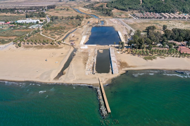 La primera etapa del Proyecto del Canal de la Ciudad Antigua de Éfeso llega a su fin
Las labores que se están llevando a cabo en la primera parte del Proyecto del Canal de la Ciudad Antigua de Éfeso, que está incluida en la lista del Patrimonio Mundial de la UNESCO, llegará a su etapa final a principios de mayo
El Proyecto de canal antiguo, que unirá la antigua ciudad de Éfeso con el mar, consta de 2 etapas. En la primera fase del proyecto, se construirá un canal de entrada de 600 metros de largo y un puerto deportivo.
Y En la segunda etapa, se limpiará el área desde la costa de Pamucak hasta el puerto de Éfeso, se colocarán piedras cortadas adecuadas a la textura histórica a lo largo del canal y se hará paisajismo.
La antigua ciudad de Éfeso y su puerto estaban a 9 kilómetros del mar en 2.500 años debido al aluvión traído por el Küçük Menderes y el riachuelo Marnas, y la antigua ciudad tomó su forma actual.
De completarse el proyecto, habrá la oportunidad de viajar a la ciudad antigua con botes privados después de 2500 años.
#turquia #Efeso #éfeso #UNESCO #unesco #unescoheritage #unescoheritagesite #ephesus #pamucak #barcos