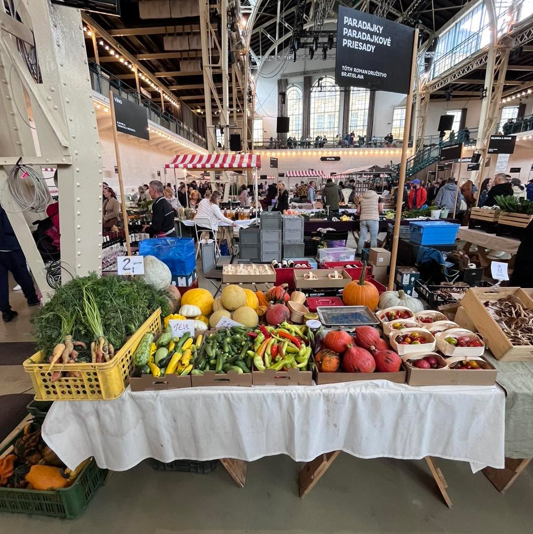 Sobota a snou spojeny trh v Stará tržnica, na co sa da tesit?
Paradajkove kose, cukina, nakladacky uhorky, mrkva, baklazan, patizon, rozne tekvice, kvasaky , zavarene paradajky, a bazalka v kochliku. Plny stol a viac