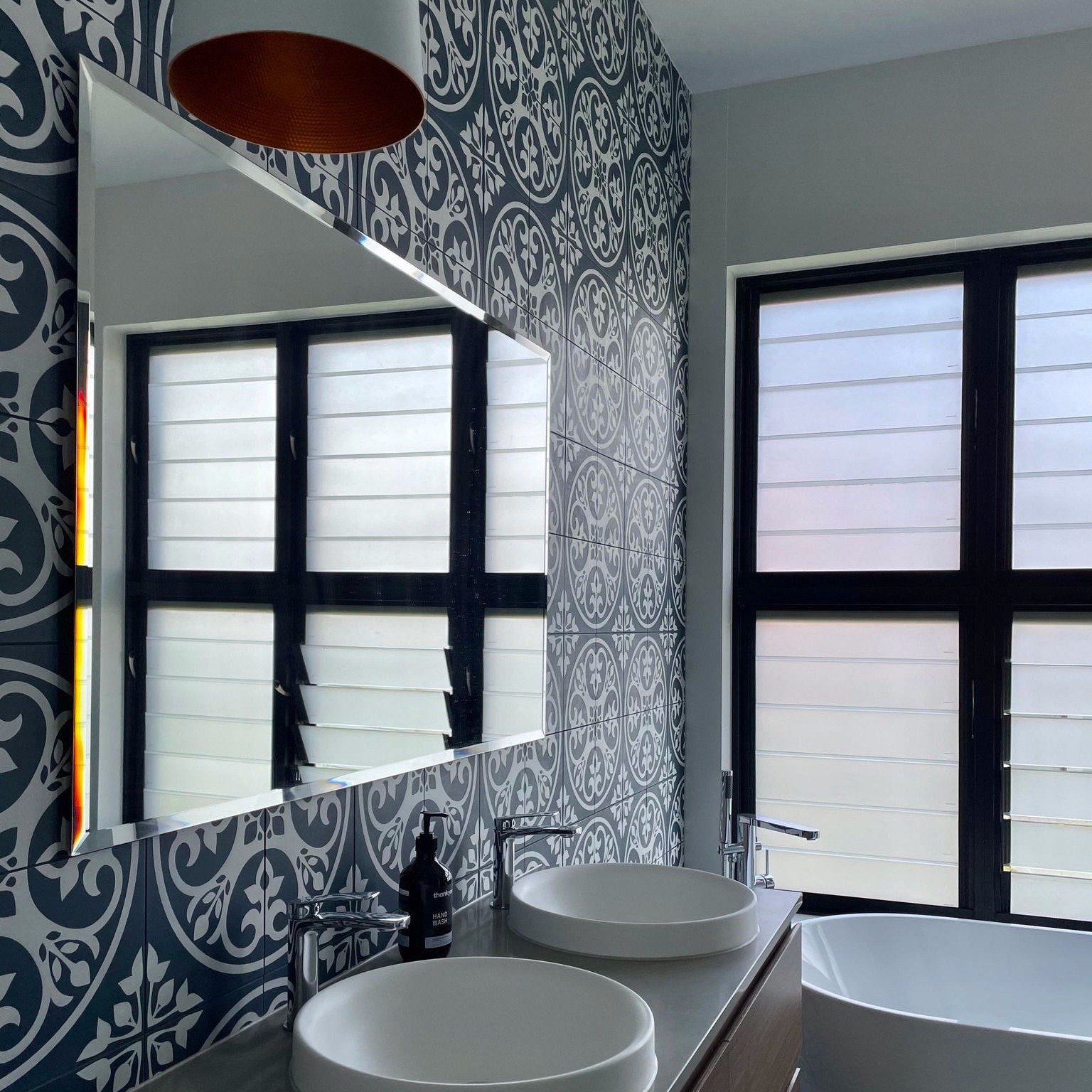 Using a feature colour or pattern in bathrooms adds a personal touch of style, whilst also defining a theme. These bathrooms encompass a touch of the Mediterranean through pattern - not a bad escapism whilst grooming. Get in touch to discover how I can help you achieve your interior design goals. #ditaylorinteriors #interiordesign #homedecor #interiordesigner #decoration #interiorstyling #homesweethome #inspiration #interiordecorating #sydneyinteriordesigner