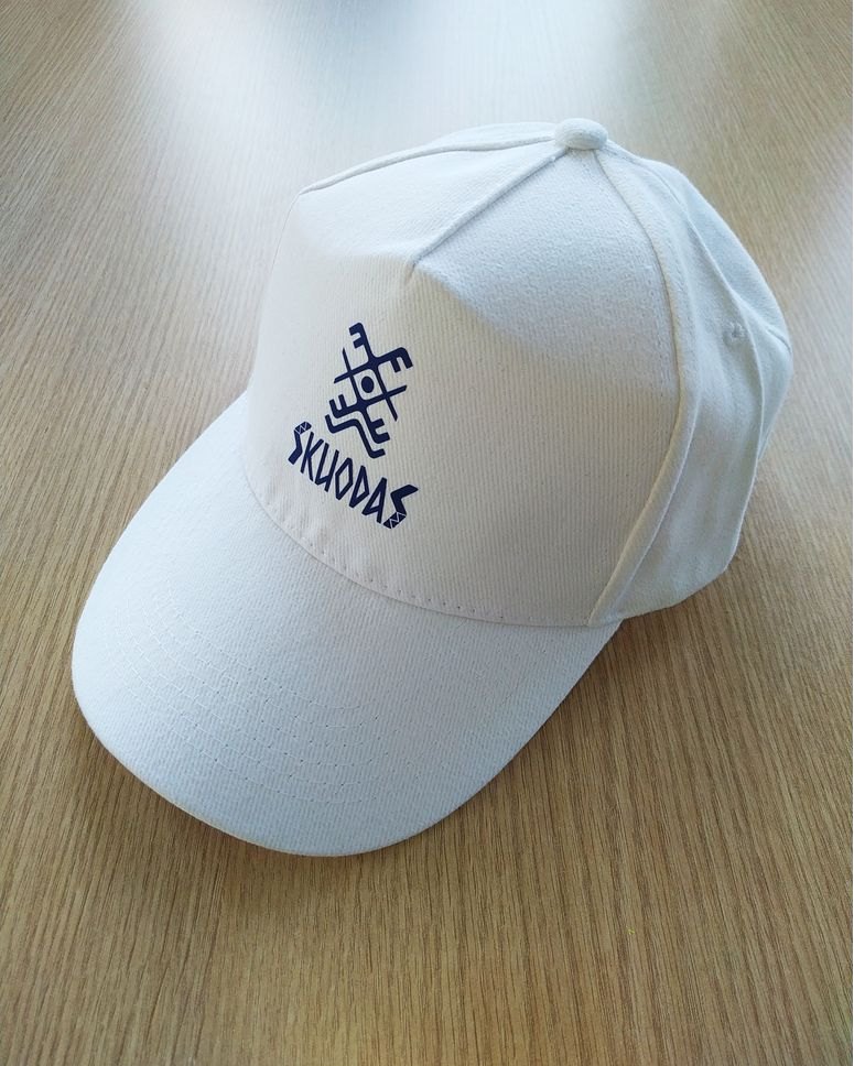 Daugelis renginių neapsieina be klasikinių kepuraičių su snapeliu. Jos labai praverčia saugantis nuo saulės kaitros ir akinimo, o taip pat, pasirinkus vienodos spalvos kepuraites, sustiprina komandos/bendruomenės jausmą. Kadangi klasikinių kepuraičių dydžiai reguliuojasi - jos tinka visiems! https://reklamospasaulis.lt/reklamines-kepureles-su-logotipu #reklamospasaulis #reklaminiaigaminiai #suvenyrai #Vilnius #logotipospauda #kepures