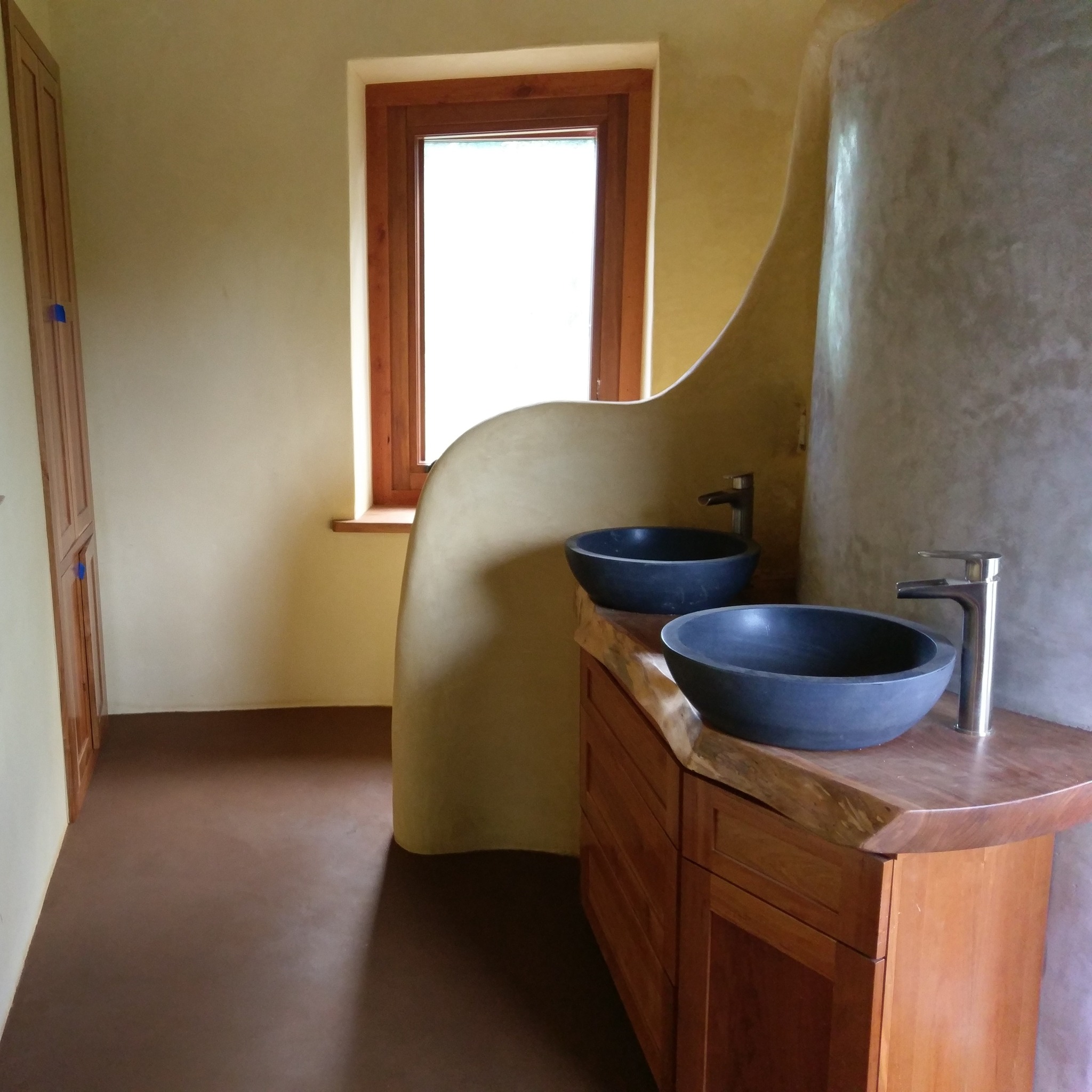 #adobefloors are not just dirt. They are a mixture of sticky clay and sand. Troweled smooooooth. Then sealed with oils that harden the surface. They have the same care as a wood floor. The same scratch resistance. The same ability to mop & clean up. And the clay feels divine under your feet. ❤
#buildnaturally #interiordesign #naturalarchitecture #clayfloor #earthenfloor #buildwithwhatyouhave