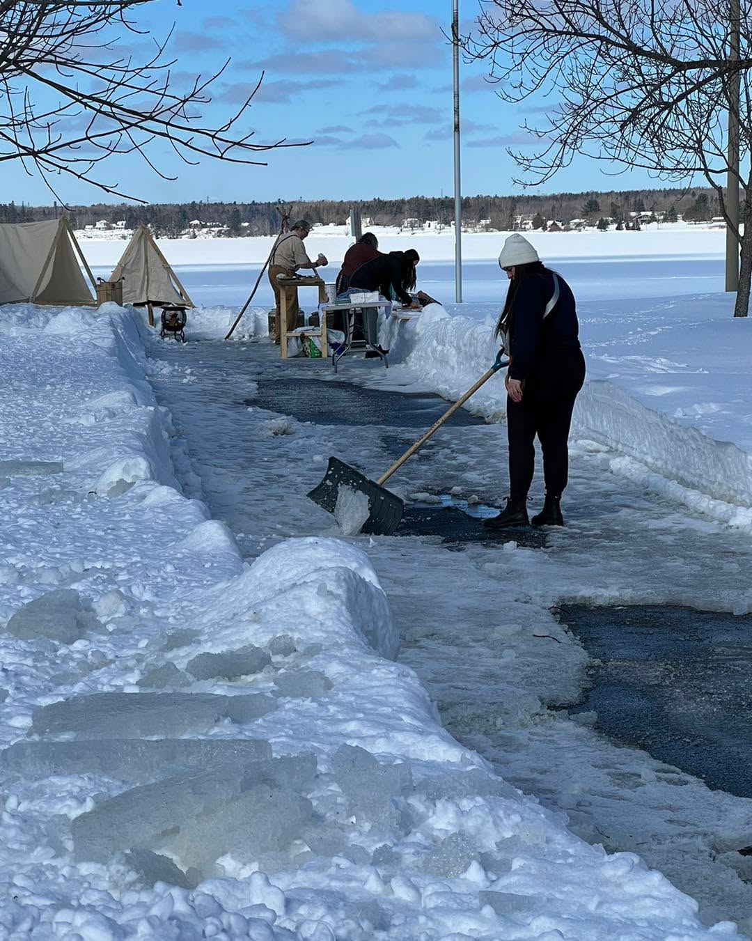 Beaubears Sugarbush 2023 was a huge success. Thank you to the Bridge Project for your partnership. Thank you to all the volunteers and board members who help with a special message of gratitude to the Wallace Family. The time and effort you all gave into making this a success every year does not go unnoticed! THANK YOU
Thank you for everyone who came out and supported our event and enjoyed the maple treats and games. The snowman contest was won by the Hamilton Family. We are waiting for the door prize winner to claim prize.
Please share your pictures in the comments section with hashtag #beaubearssugarbush2023
Beaubears Sugarbush 2023 a été un énorme succès. Merci au Bridge Project pour votre partenariat. Merci à tous les bénévoles et membres du conseil d'administration qui aident avec un message spécial de gratitude à la famille Wallace. Le temps et les efforts que vous avez tous consacrés pour en faire un succès chaque année ne passent pas inaperçus ! MERCI Merci à tous ceux qui sont venus soutenir notre événement et ont apprécié les gâteries et les jeux à l'érable. Le concours du bonhomme de neige a été remporté par la famille Hamilton. Nous attendons que le gagnant du prix de présence réclame son prix. Veuillez partager vos photos dans la section des commentaires avec le hashtag #beaubearssugarbush2023