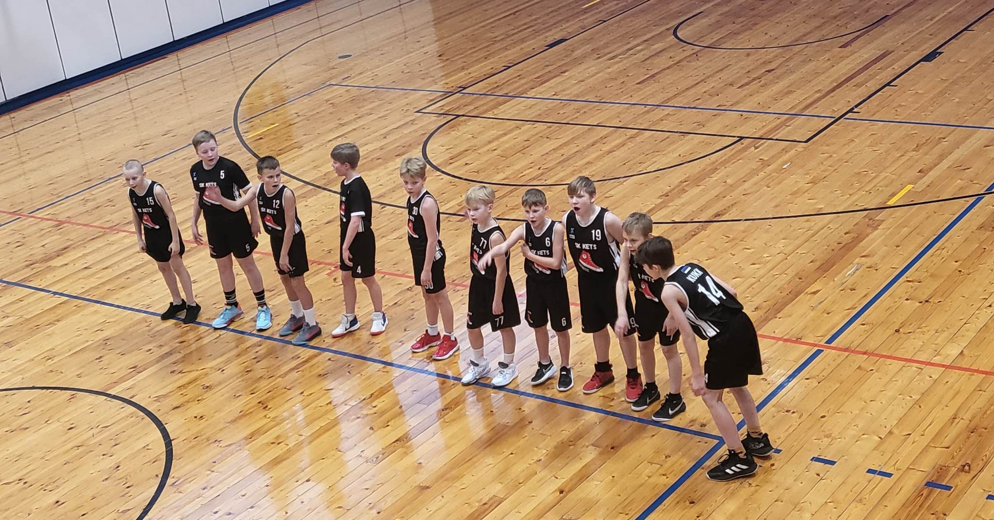 Eile toimus Väikeste Klubide Karika B-finaalturniir Kristiine Spordimajas meie u-10 võistkonnale. Poolfinaalis tuli meile vastu Kiili SK/Rae Spordikooli võistkond. Meie poisid olid tublid, pingutasid nii kuidas oskasid, aga vastane tabas fenomaalselt igalt positsioonilt. Mängupilt oli päris hea, aga seekord tuli vastu võtta kindel 25:59 kaotus.
11.koha mängus kohtusime Vändra Karudega. Mäng oli väga pingeline ja poistel oli paras närv sees. Eksiti lihtsatel viskekohtadelt ning rabistamist oli kõvasti. Aga sellised mängud just arendavadki kõige rohkem. Saime juba ligi 10 punktiga juhtima, aga vastane mängis enne viimast veerandaega ikkagi juhtima ennast. Viimasel veerandajal aga leiti jõudu ning oskusi ,et mäng võidusadamasse triivida. 30:26 olid lõpuks võidunumbrid. Hooaja parimaks mängijaks valiti Oskar, kes oli tõeline meeskonna liider ning väga hea abimees ka pingi peal.
Lisaks tuleb kiita ka võistkondliku kaasaelamist, iga õnnestumise peale elati väga tublilt kaasa ning kaotusseisus innustati üksteist.
Kokkuvõttes palju häid mänge endast tugevamate vastastega: 2 võitu ja 5 kaotust ning palju emotsioone. Hooaja jooksul on olnud päris suur areng ning viimane etapp oli mängupilt juba päris hea. Samas tööd on vaja ikka kõvasti teha, et teistele järgi jõuda.
Eriline Tänu Haapsalu poistele, kes meile appi tulid. Haigused on meid kõvasti rappinud terve hooaja jooksul ning nad olid väga väärt abijõud meile.
Samuti eriline tänu kõigile lastevanematele , kes elasid kaasa ning aitasid transpordiga!