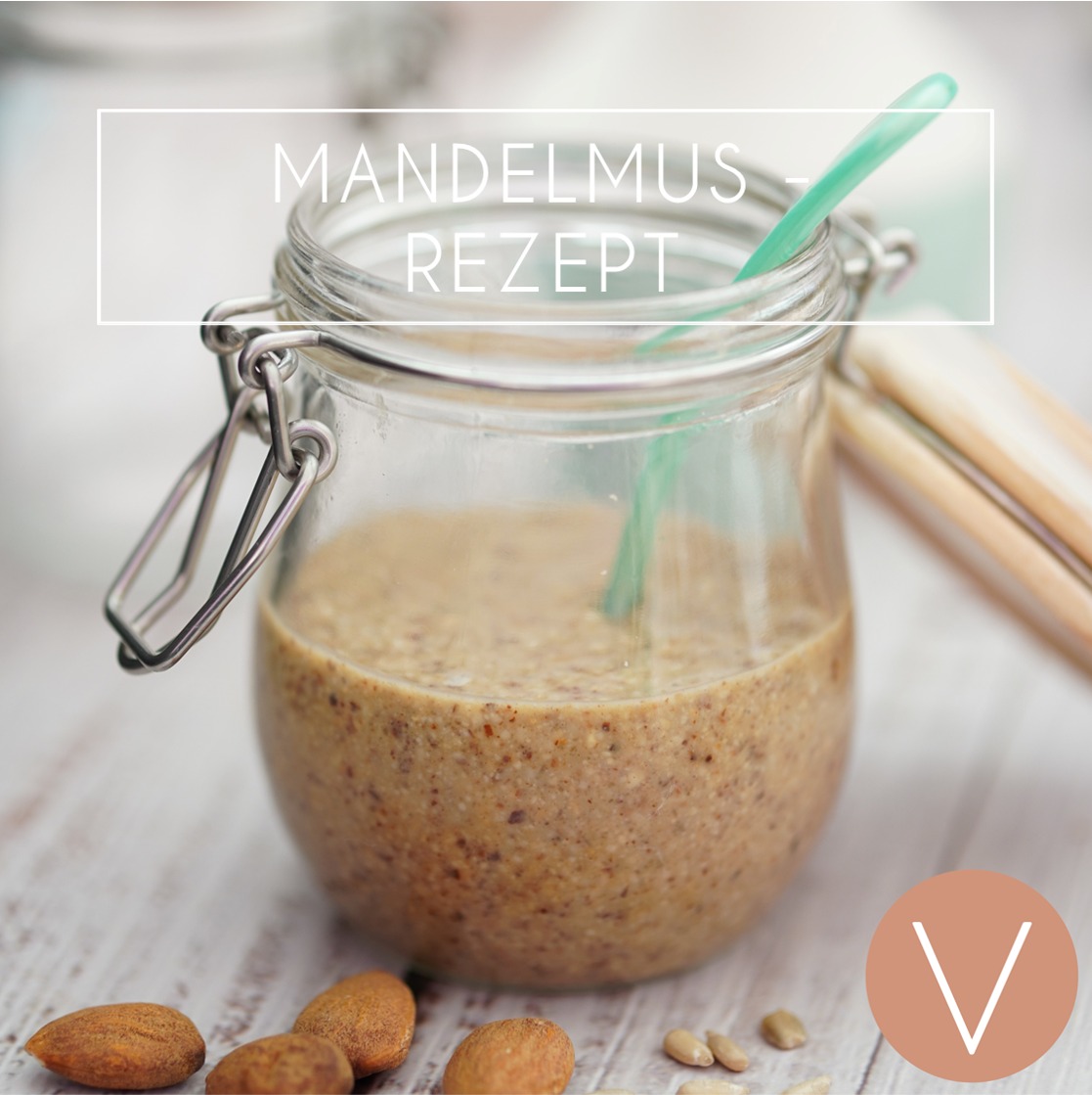 𝘋𝘐𝘠 𝘝𝘌𝘎𝘈𝘕 / 𝘙𝘌𝘡𝘌𝘗𝘛𝘌 / 𝘔𝘈𝘕𝘋𝘌𝘓𝘔𝘜𝘚
Falls ihr das Rezept von letzter Woche ausprobiert habt wisst ihr sicher, dass ihr die "körnigen" Mandel- und Sonnenblumenkern-Reste aus dem Rezept der Wasch-Creme ganz hervorragend für ein leckeres 𝑴𝑨𝑵𝑫𝑬𝑳𝑴𝑼𝑺 verarbeiten könnt.
Natürlich steht euch frei, bereits gemahlenes 𝑴𝒂𝒏𝒅𝒆𝒍𝒎𝒆𝒉𝒍 oder 𝒈𝒆𝒉𝒂𝒄𝒌𝒕𝒆 𝑴𝒂𝒏𝒅𝒆𝒍𝒏 bzw. Sonnenblumenkerne zu kaufen.
Wir haben jedoch festgestellt, dass die 𝒔𝒆𝒍𝒃𝒔𝒕 𝒈𝒆𝒎𝒂𝒉𝒍𝒆𝒏𝒆𝒏 Mandeln wirklich am besten schmecken. Das Rezept findet ihr unter:
www.jk-redesign.de
.
.
.
#mandeln #veganerbrotaufstrich #mandelmus #selbstgemacht #diy #vegan #natural #diyrezepte #diyblogger #nachhaltigleben #natürlichleben #upcyclingshop #bewussterleben #jkredesignmanufaktur