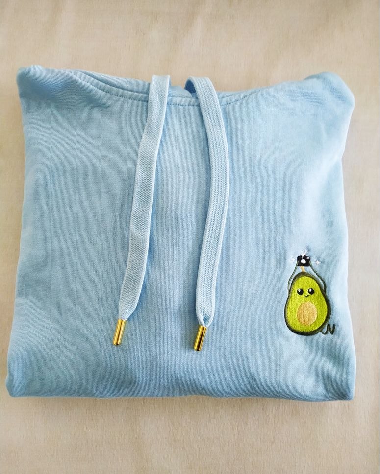 Artėjant vėsesniems orams, labai praverčia šiltas ir mielas džemperis. Šįsyk klientė galės pasipuošti džemperiu su žaismingu siuvinėtu avokado paveikslėliu! https://reklamospasaulis.lt/content/siuvinejimas #Vilnius #siuvinėjimas #siuvinejimasmasina #siuvinejimopaslaugos #siuvinejimas #reklamospasaulis #emblema