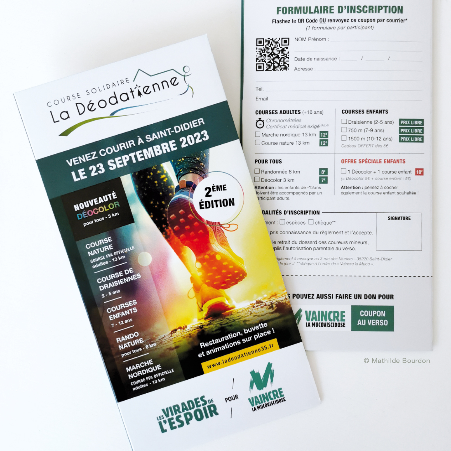 * PLAQUETTE SOLIDAIRE *
Le saviez-vous ? Le 23 septembre prochain aura lieu la 2e édition de la course solidaire @ladeodatienne à Saint-Didier (35) au profit de l'association @vaincrelamuco
J'ai le plaisir de participer à ce beau projet depuis sa première édition en 2022, auprès d'une équipe de bénévoles juste... incroyable !
Merci à tous, j'apprends énormément à vos côtés : organisation, solidarité, générosité, ambition, motivation, ingéniosité, festivité, endurance, convivialité, passion...
Chaque étape de cette folle aventure est riche de sens quand on garde à l'esprit pour qui on la vit.
A mon humble niveau, j'ai conçu le dépliant 8 pages dans les moindres détails afin que les participants ne manquent d'aucune précieuse information pour s'inscrire et pour comprendre l'histoire de la course. Puis j'ai ensuite décliné le concept visuel sur l'ensemble des supports pour leur garantir une belle visibilité.
Un merci tout particulier à @beassevincent et @beassecarole sans qui rien de tout cela n'aurait vu le jour. Votre petite fille (et vos autres enfants bien sûr ☺️) a beaucoup de chance de vous avoir comme parents !
Merci également à tous les sponsors et mécènes qui soutiennent leur initiative.
Suivez-nous sur les réseaux sur @ladeodatienne jusqu'à la dernière ligne droite et rejoignez-nous le jour J pour :
- participer aux courses : https://ladeodatienne35.fr/inscription/
- renforcer nos rangs : https://ladeodatienne35.fr/devenir-benevole/
Ensemble on va plus loin !
---------
🌸 Conceptrice graphique et littéraire, j'aide mes clients à transmettre leurs messages au monde. Du visuel au rédactionnel et de la conception à la réalisation, je donne vie à leur univers en un coup de crayon.
www.mathildebourdon.fr
#solidarite #communicationvisuelle #graphicdesign #dépliant #colorrun #coursesolidaire #ınstasport #instasolidaire #vaincrelamucovisidose #graphiste #coursenature #châteaubourg #IlleetVilaine #vivreaveclamaladie #couleursvives #crayondebourdon #mathildebourdon #viradesdelespoir #oeuvrecaritative #festivité #equipesportive #winner #tousensemble #vaincrelamuco #affichedesign #creationgraphique #miseenpage