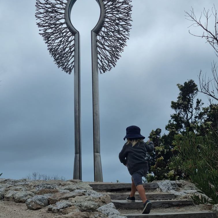 Cooler days this week make for perfect trail exploring weather. We love the way the trail's landscape & wildlife change through the seasons.
@authentickangarooisland #kangarooisland #kangarooislandunfiltered @sealinkki #sculpturegarden #sculpturetrail #sculpturebythesea #southaustralianart #publicart #communityart