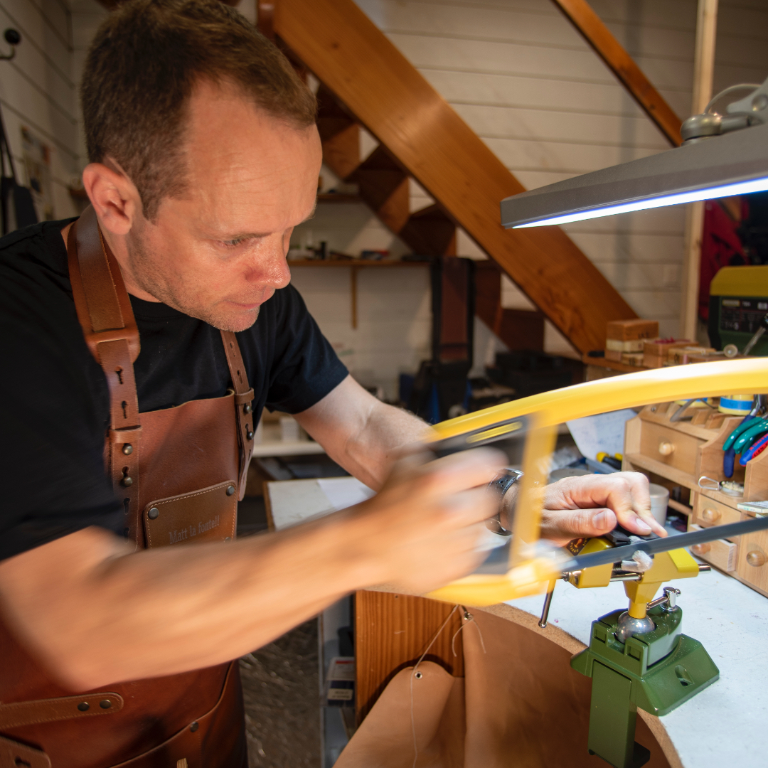 Les pièces sont ensuite séparées de l'arbre avant d'effectuer la reprise de fonte.
📷@dedeur_production
#finistere #bretagne #madeinfrance #quimper #silver #fonderie #workshop #fondeur