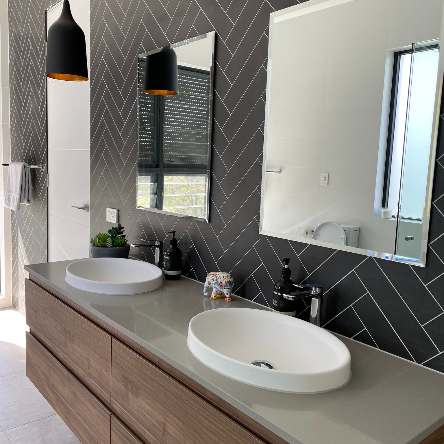 Earthy tones and contrasting surface textures have been used in this bathroom to create dimension. Get in touch to discover how I can help you achieve your interior design goals. #ditaylorinteriors #interiordesign #homedecor #interiordesigner #decoration #interiorstyling #homesweethome #inspiration #interiordecorating #sydneyinteriordesigner