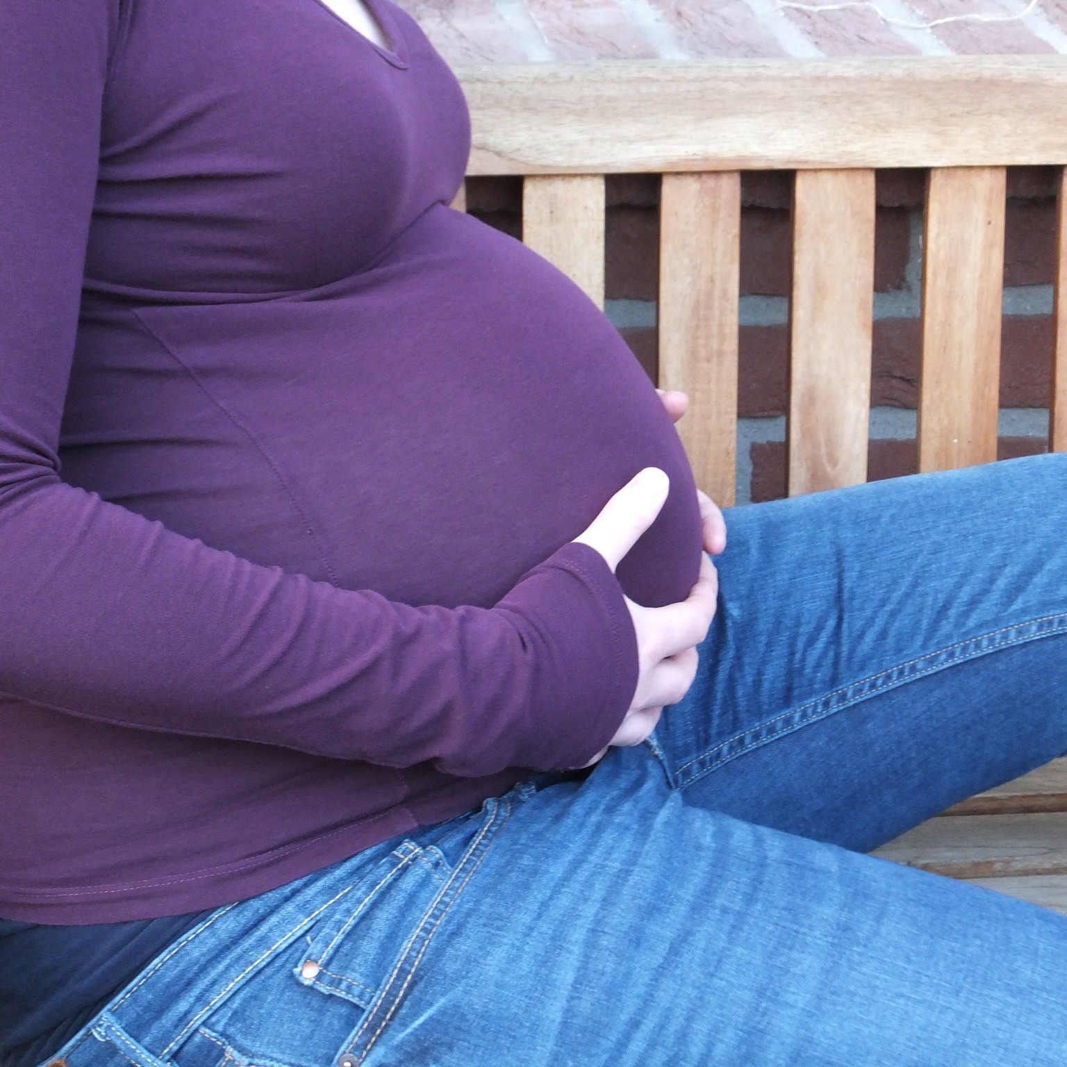 Schon mit dem Wunsch und der Idee ein Kind zu bekommen beginnt deine Reise als Mama. Ein Prozess des Wachstums, der die dein Leben lang begleiten wird.
Besonders in der ersten Schwangerschaft kommt die Frage auf, wie werde ich wohl sein als Mama? Werde ich so sein wie meine Mutter? Wie möchte ich als Mama sein?
Und sobald sich Geschwisterkinder auf den Weg machen, fragen sich viele Mamas, kann ich das zweite Kind genauso lieben wie das erste? Was wird sich verändern mit mehreren Kindern? Was soll anders laufen wie bisher in meinem Mamaleben?
Du bist mit solchen Fragen nicht alleine. Aber oft gibt es nicht den Raum sich darüber auszutauschen mit Frauen, die gerade in der gleichen Situation sind. Am 27. Mai eröffne ich den Raum für werdende Mamas genau für den Austausch dieser Frage und noch weiteren.
Wir kommen in einem Mom-to-Be Circle zusammen und wollen uns gemeinsam austauschen, stärken, inspirieren und eine schöne Auszeit erleben.
Wenn du dabei sein möchtest, kannst du dich bis zum 19.05.2024 online anmelden. Der Circle findet in Kalkar-Wissel statt. Weitere Infos findest du online.
Ich freu mich auf dich!
Anke
#momtobecircle #geburtsvorbereitung #frauenkreis #schwangerenkreis #womencircle #schwanger2024 #baby2024 #schwangerschaft #mamasein #mamawerden