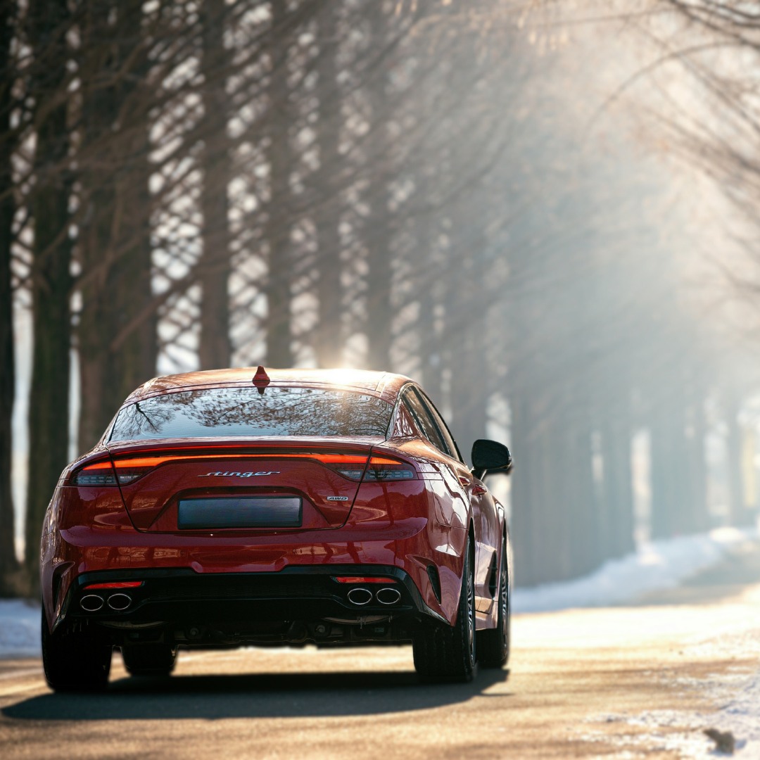Sicher unterwegs im Winter: 5 einfache Sicherheitstipps!
Der Winter steht vor der Tür und es ist Zeit, eure Fahrweise und euer Auto auf die kälteren Monate vorzubereiten. Hier sind 5 einfache Tipps, um sicher durch Schnee und Eis zu kommen:
Abstand halten:
Auf vereisten Straßen verlängert sich der Bremsweg erheblich. Immer genügend Abstand halten!
Licht an:
In der dunklen Jahreszeit immer mit eingeschaltetem Abblendlicht fahren.
Langsam fahren:
Reduziere die Geschwindigkeit auf rutschigen Straßen.
Reifen prüfen:
Winterreifen mit ausreichend Profil sind ein Muss!
Nebelscheinwerfer nutzen:
Bei schlechter Sicht sorgen sie für mehr Sicherheit.
Bleib sicher auf der Straße und denk daran, dein Auto für den Winter fit zu machen! ❄️🚗