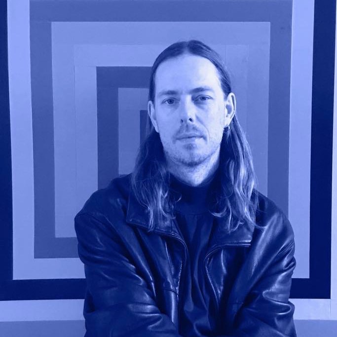 Det er fredag og er der kun én uge til vi slår dørerne op i Lehns Hus!! Det fejrer vi med de bedste fredagsnyheder; nemlig at INDIANS kommer og spiller til åbningen ✨
@indians_official_music Spiller sange og stemninger fortalt fra det virklige liv.
Genren er dream pop og ligger i spændingsfeltet mellem det akustiske folk pop og det elektroniske
lydunivers.
Bag INDIANS står musiker og sangskriver Søren Juul.
Søren Juul har gennem tiden udgivet musik i flere forskellige musikprojekter men er i dag vendt tilbage til sit tidligste alias INDIANS for at fejre 10 året for debutalbummet “Somewhere Else”. Et album der blev rost af anmelderne og gav INDIANS en stor international pladekontrakt, en flyvende start med lange tourneer i både Nordamerika og Europa.
INDIANS musik har været anvendt i flere Netflix film og Tv - serier i ind og udland.
Søren har bla. skrevet sangen Oblivion til Hollywood Blockbuster filmen ”The Fault In Our Stars “ ( En Flænge i Himlen ). Sangen blev bla. kåret til filmens tredje bedste sang af det Amerikanske musikmagasin Rolling Stone.
INDIANS er i år aktuel med singlen “You Make Me Smile” og varsler mere ny musik i 2024 og et fuldt studie album til efteråret 2025.
Vi glæder os til at dele Sørens magiske univers i de smukke opgivelser ved Lehns hus med jer.
Læs mere om åbningen og tilmeld dig via link i bio