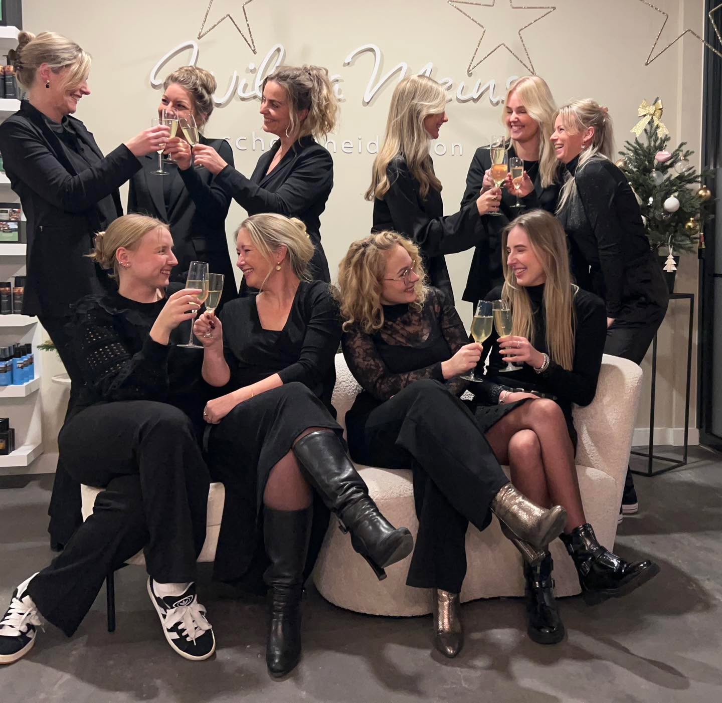 Wij wensen iedereen een fijne jaarwisseling!
Bedankt voor het vertrouwen afgelopen jaar.
We hopen dat 2025 voor iedereen een stralend en positief jaar wordt vol met mooie en gelukkige momenten!
Daar proosten we op!🥂
Team schoonheidssalon Wilma Meins