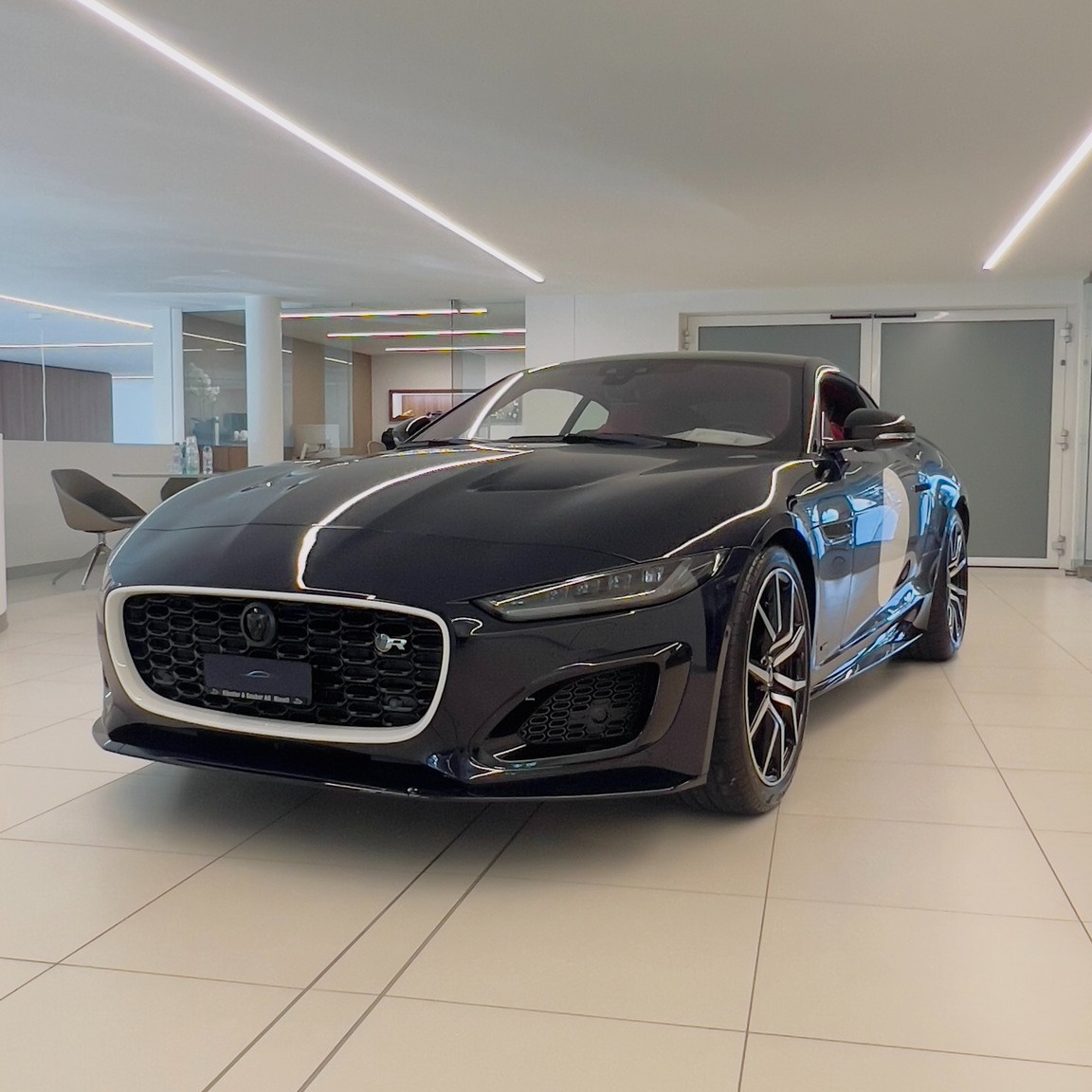 Neu und exklusiv: Der Jaguar F-Type ZP Edition – 1 von nur 150 weltweit!
Der Jaguar F-Type ZP Edition ist eine Hommage an den legendären E-Type der 60er-Jahre und setzt das Erbe der britischen Sportwagen-Ikone fort. Von dieser limitierten Edition gibt es weltweit nur 150 Exemplare – und wir haben eines davon!
Unser Modell glänzt in der exklusiven Farbe Oulton Blue und beeindruckt mit einem luxuriösen Interieur in Mars Red und Ebony. Der leistungsstarke 5.0 Liter V8-Kompressor mit 575 PS verspricht unvergleichliche Performance, während handgefertigte Details und das „ONE OF 150“-Emblem den einzigartigen Charakter dieser Edition unterstreichen.
Exklusive Features:
Inspirierter Stil: Der F-Type ZP Edition knüpft an das ikonische Design des E-Type an und vereint klassische Linien mit moderner Technologie.
Personalisierte Details: Vom Startnummernfeld bis hin zu den von SV Bespoke angepassten Elementen ist jeder Zentimeter dieses Fahrzeugs ein Kunstwerk.
Rarität und Prestige: Nur wenige Auserwählte können einen dieser exklusiven F-Type ihr Eigen nennen – eine echte Sammlerrarität.
Wenn ihr auf der Suche nach einem unvergleichlichen Fahrerlebnis und einem Stück Jaguar-Geschichte seid, dann ist diese limitierte ZP Edition die perfekte Wahl.
Sichert euch eines der seltensten Jaguar-Modelle der Welt.
📍 Ort: Künzler und Sauber AG
☎️ Kontakt: 044 938 90 90
🌐 Website: auto-center-hinwil.ch
#jaguar #jaguarftype #jaguar #ftype