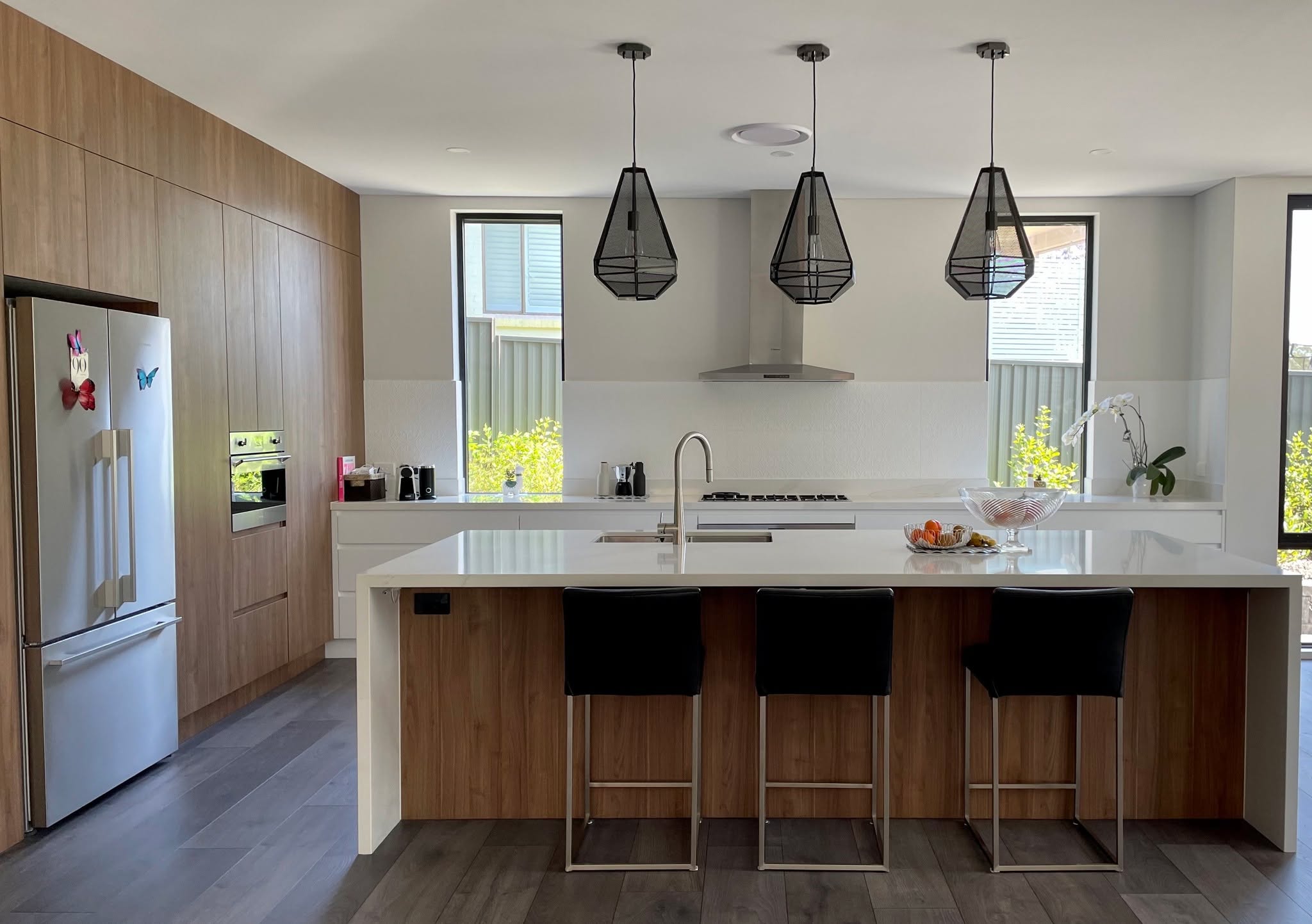 Loving the textures from the bright stone in the island to the warm wooded tones in the flooring and cabinetry and the striking metal in the feature lighting. Textures add dimension and balance whilst completing the room with style. #ditaylorinteriors #interiordesign #homedecor #interiordesigner #decoration #interiorstyling #homesweethome #inspiration #interiordecorating #sydneyinteriordesigner