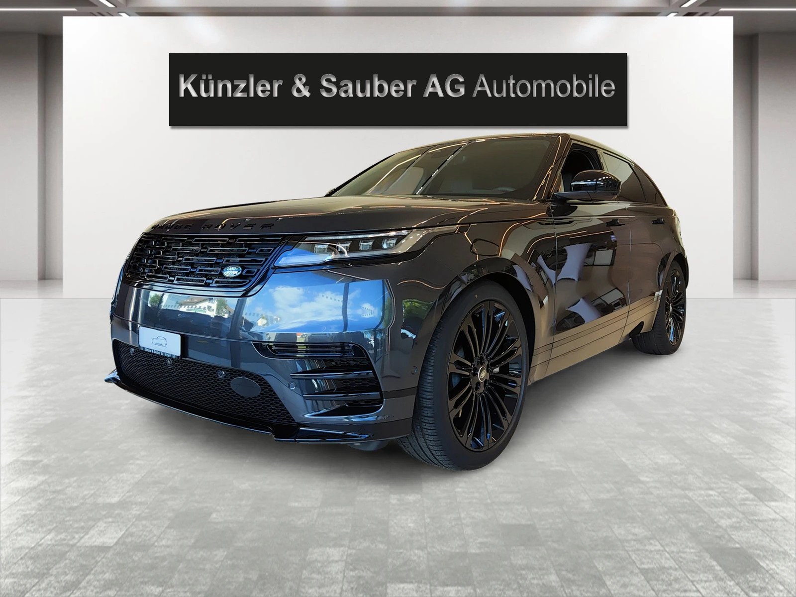 🚙 Fahrzeug der Woche:
Der neue Range Rover Velar Dynamic SE P 400
Erlebt die perfekte Kombination aus Luxus, Leistung und modernster Technologie mit dem Range Rover Velar Dynamic SE P 400 – ein SUV, der für Eleganz und Abenteuer gleichermaßen steht. 🌟
Warum der Range Rover Velar euer nächstes Traumfahrzeug sein sollte:
Kraftvoller Antrieb:
Ausgestattet mit einem 3.0 P400 Mild-Hybrid Benzinmotor und beeindruckenden 400 PS (295 kW) meistert dieser SUV jede Straße mit Leichtigkeit – egal ob Stadt oder Offroad. 🏙️🌲
Elegantes Design und Komfort:
Mit seiner anthrazitfarbenen Metallic-Lackierung und einem hochwertigen schwarzen Innenraum aus Leder setzt der Velar neue Maßstäbe für Stil und Luxus. ✨
Erstklassige Technologie:
Genießen Sie die Fahrt mit dem 11,4" Touchscreen, dem Meridian Soundsystem, kabellosem Apple CarPlay und Android Auto, sowie einem Wi-Fi-Hotspot – alles für ein vernetztes und unterhaltsames Fahrerlebnis. 🎶
Umfangreiche Sicherheits- und Assistenzsysteme:
Der Velar ist mit einer Vielzahl von Fahrerassistenzsystemen ausgestattet, darunter Adaptive Geschwindigkeitsregelung, 3D-Surround-Kamerasystem, Autonomer Notbremsassistent und Toter-Winkel-Spurassistent. Damit seid ihr stets sicher unterwegs. 🛡️
Luxuriöse Extras:
Freut euch auf Annehmlichkeiten wie die elektrische Heckklappe mit Gestensteuerung, das Panorama-Glasschiebedach für grandiose Aussichten und ein Luftreinigungssystem im Innenraum Plus für ein frisches Fahrerlebnis. 🌄
Technische Highlights:
Hubraum: 2'995 cm³, 6 Zylinder in Reihe
Allradantrieb und 8-Gang-Automatik für ein unvergleichliches Fahrgefühl auf jedem Terrain.
Anhängelast gebremst: Bis zu 2'500 kg – perfekt für alle, die auch mal mehr mitnehmen möchten! 🚤
Spezielle Ausstattung:
22-Zoll-Leichtmetallfelgen in Gloss Black für ein sportliches Erscheinungsbild.
Beheizbare Sitze vorne und hinten sowie ein beheizbares Multifunktions-Lederlenkrad für höchsten Komfort bei jeder Fahrt.
📅 Vereinbart jetzt euren Termin zur Probefahrt bei uns in Hinwil!
☎️ Kontakt: 044 938 90 90
🌐 Website: https://www.auto-hinwil.ch
Wir freuen uns auf euch und darauf, euch dieses fantastische Fahrzeug vorstellen zu dürfen! 🚙✨