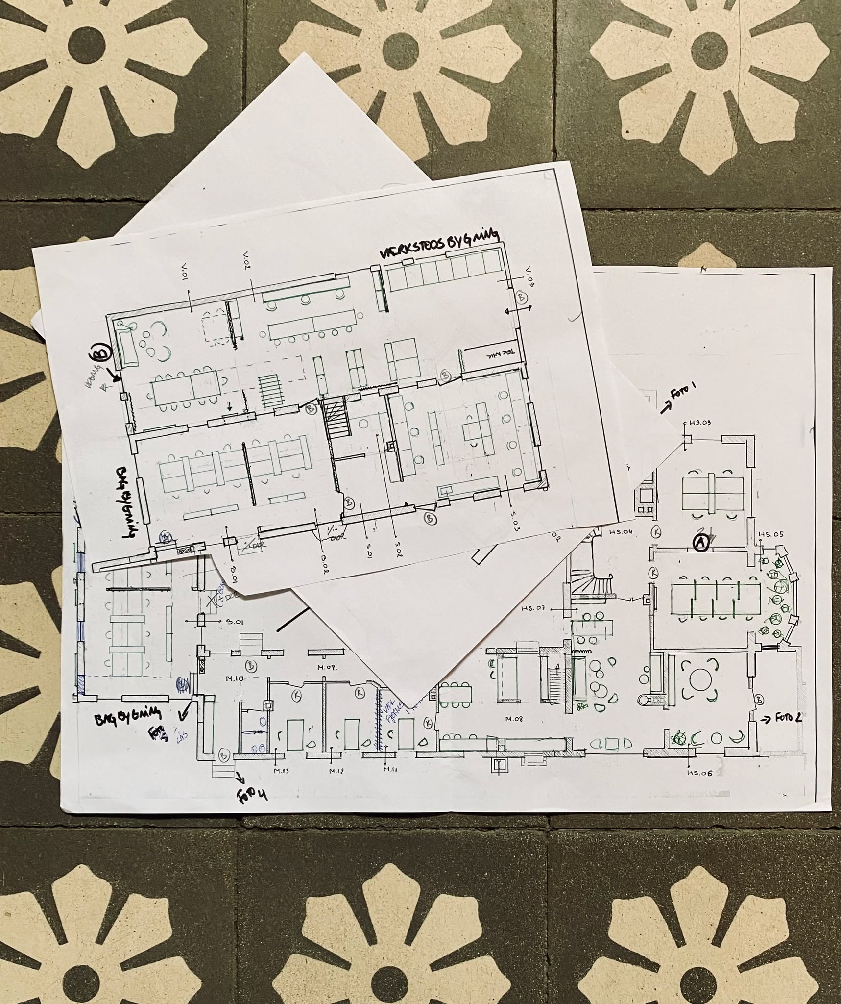 Det har lidt taget rø... på os, hvor stor efterspørgsel der er på Lehns Hus 🤩.
Lige nu er der ugentlig fremvisninger og plantegningerne ændrer løbende form. For når man kommer med helt fra start, er der nemlig lidt andre muligheder i forhold til at få specifikke ønsker opfyldt.
🛠 Det er den fedeste proces og vi elsker at møde alle de interesserede og gøre vores til at få skabt de bedste rum til netop deres virksomhed.
Går du og overvejer at flytte ind i Lehns Hus, må du endelig ikke tøve med at kontakte os.
Er du bare lidt nysgerrig, så sæt kryds i kalenderen den 30. august hvor vi slår dørene op til 1. etape af Lehns Hus, med et brag af en fest.
Ps. Er du mere til det flotte gulv bagved, så har vi også lidt ledigt i Tinghuset 😉