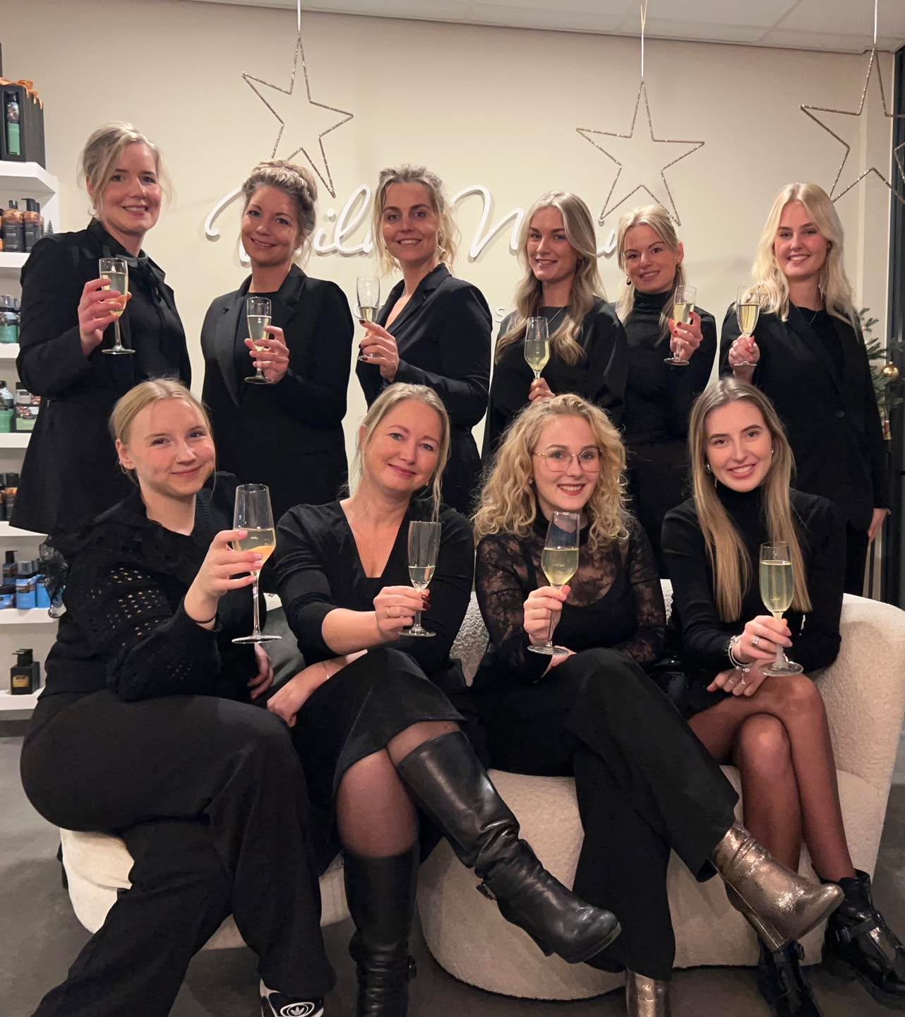 We staan morgen nog tot 17 uur klaar voor cadeaubonnen en/of kerstcadeaus!🎁
We wensen iedereen hele fijne en gezellige kerstdagen toe.
#schoonheidssalonwilmameins #centrumveendam #mooistetijdvanhetjaar