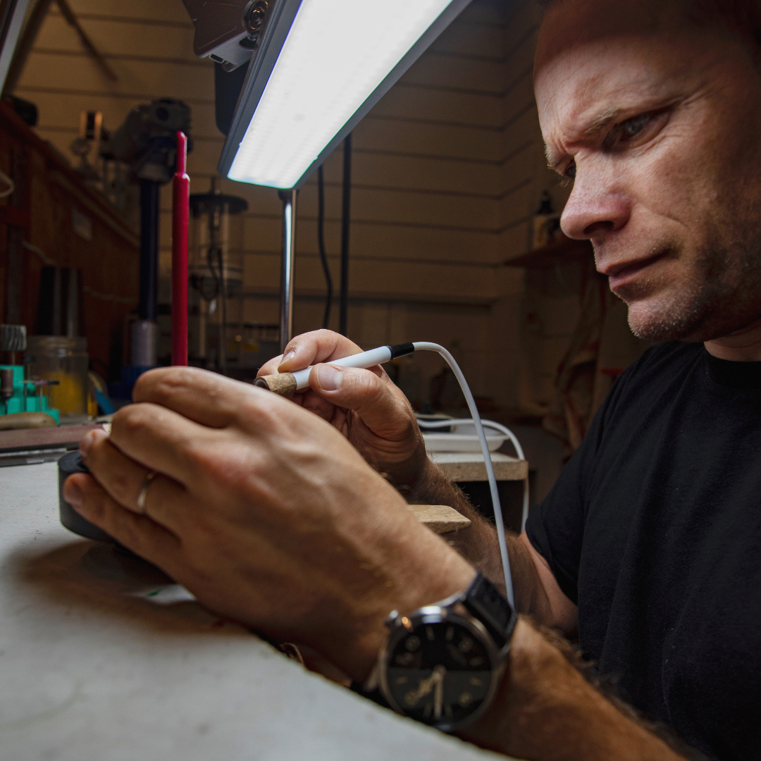 Montage de l'arbre de cire, où les pièces sont toutes réunies avant la mise en plâtre...
📷@dedeur_production
#finistere #bretagne #madeinfrance #quimper #workshop #fonderie