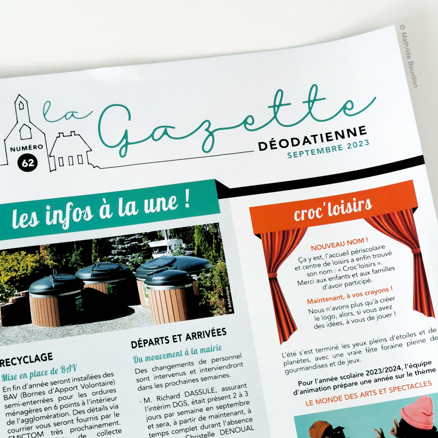 * GAZETTE MUNICIPALE *
Elles sont arrivées !
Les gazettes de la commune de Saint-Didier ont été livrées ce week-end dans les boîtes aux lettres des déodatiens et déodatiennes.
Voilà 3 ans que je réalise avec soin les petits journaux trimestriels qui mettent en valeur les informations municipales et associatives de la commune.
Exit les articles serrés comme des sardines, les informations confuses, désorganisées et les km de textes qui ne donnent pas envie de lire.
Dans ces supports conviviaux, je fais de la place aux visuels et illustrations, j'aère la structure pour soulager et guider les yeux des lecteurs et partager le meilleur de notre ville.
Je vais même jusqu'à réécrire certains articles pour leur apporter dynamisme et professionnalisme. Et quand 4 pages ne suffisent pas, on passe sur 6 pages avec une gazette en 3 volets !
Le plus important dans ce type support, c'est lorsque chaque organisme bénéficie d'un niveau de lecture et de présence équitable. Le respect de la charte graphique et éditoriale est primordial pour un rendu harmonieux et ce, quelles que soient les informations qui me sont confiées.
Envie de feuilleter l'édition de septembre ? C'est par ici :
https://drive.google.com/file/d/1lg277KJFjqZkcSmn7aCy9F2r3LqhaZmL/view?usp=drive_link
---------
🌸 Conceptrice graphique et littéraire, j'aide mes clients à transmettre leurs messages au monde. Du visuel au rédactionnel et de la conception à la réalisation, je donne vie à leur univers en un coup de crayon.
www.mathildebourdon.fr
#crayondebourdon #mathildebourdon #gazette #communicationvisuelle #graphisme #edition #chartegraphique #journalmunicipal #collectiviteterritoriale #journal #brochure #illeetvilaine #bretagne #vitrécommunauté #dépliants #graphistefreelance #conceptiongraphique #conseileditorial #redaction #instaart #instagraphicdesign #instagraphicdesigner #journalcommunal #vieassociative #creationsurmesure #rewriting #rédactrice