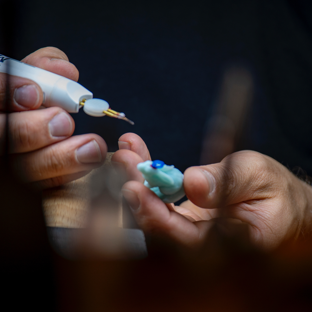 Il faut parfois faire de petites retouches sur les cires avant montage de l'arbre...
📷@dedeur_production
#finistere #bretagne #madeinfrance #quimper #fonderie #fondeur #argent925 #melting #silver