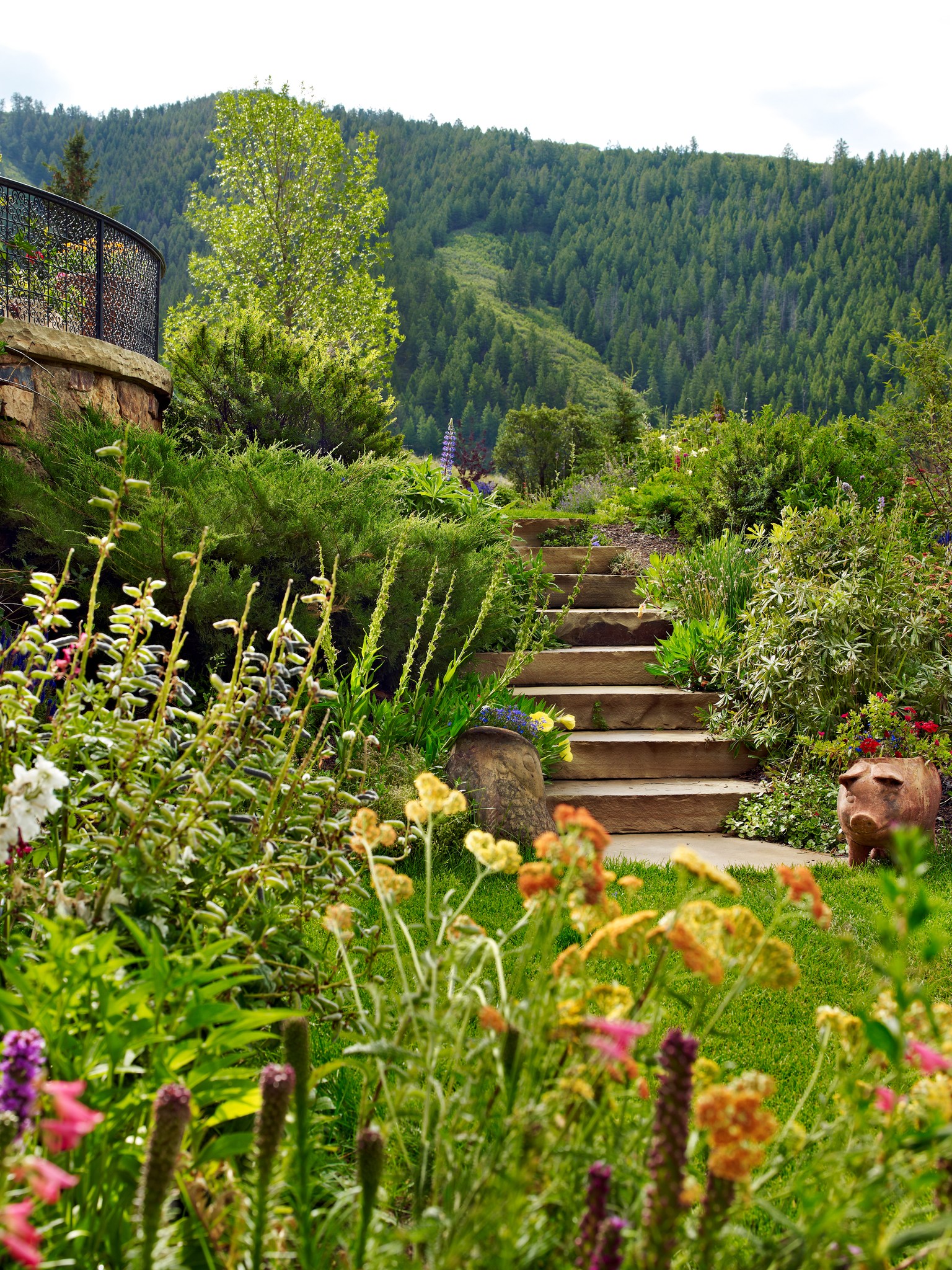 happy spring solstice!🌸✨
We wish you a spring solstice filled with inspiration and new possibilities as we celebrate renewal, balance and beauty of the built environment. 🌎🌻
#landscape #landscapearchitecture #landscapedesign #design #spring #springsolstice #plants #flowers #perennials #colors #gardendesign #mountainviews
