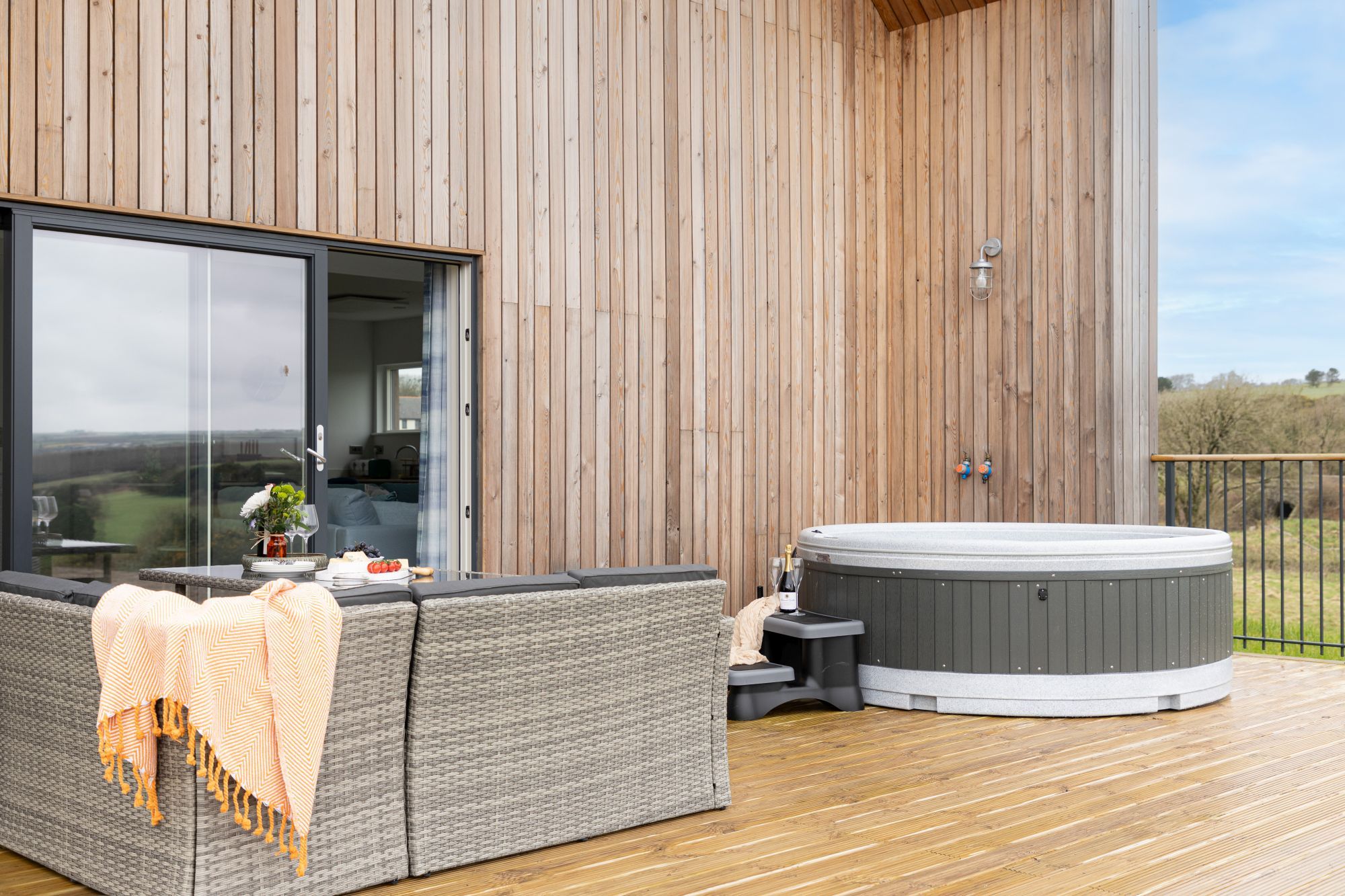 The colder weather makes us crave a cosy escape where we can simply snuggle up, relax, and recharge. What better place to do just that than in the luxurious living spaces at Willingcott, complete with your own private hot tub for ultimate relaxation?
#Willingcott #Woolacombe #EscapeToTheCoast #DevonHoliday #DevonEscape #CoastalEscape #SummerHolidays #DogFriendlyStaycation #NorthDevonCoast #LuxuryLiving #AutmnEscape #CosyLiving #RelaxAndRecharge