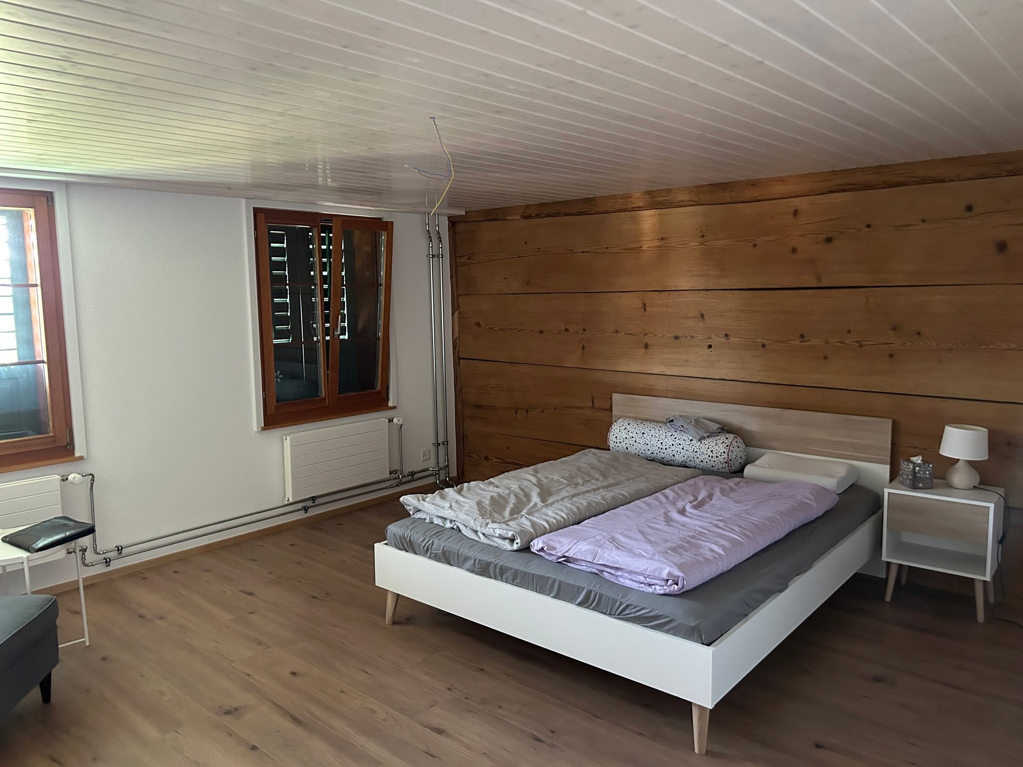 Umbau in Lenggenwil:
Wir durften 2 Zimmer komplett sanieren.
Decken: Täfer weiss lasiert
Wände: Fermacell / Altholz
Böden: Vinyl