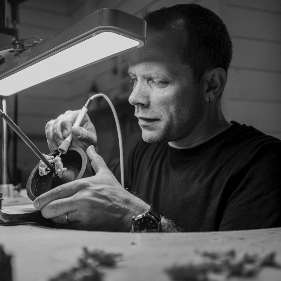 Les pièces sont ensuite assemblée sur la tige en cire telle des branches sur un arbre.
C'est un travail de patience et de précision !
📷@dedeur_production
#finistere #bretagne #madeinfrance #quimper #fonderie #fondeur #argent925 #melting #silver