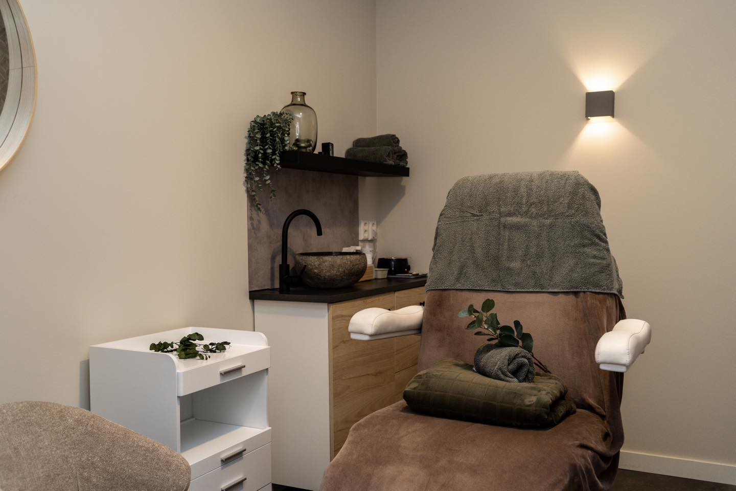 De seizoensbehandeling van Sothys is dit keer wel heel erg lekker!
Hij is er nog maar even….
Dus wil je nog een heerlijke ontspannende en voedende behandeling met extracten van pruim en framboos? Maak dan snel een afspraak op www.schoonheiddsalonwilmameins.nl
#schoonheidssalonwilmameins #centrumveendam #Sothys #sothysparis #sothysskincare #liefzijnvoorjezelf