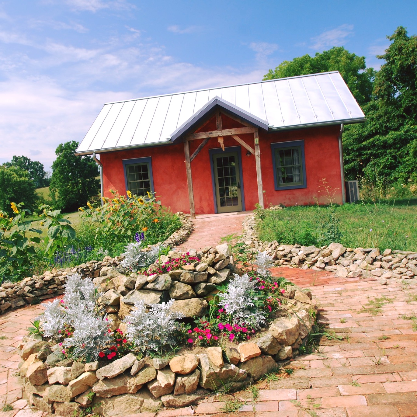 #featureproject @zigbonefarmretreat
Yes, you can renovate existing buildings...naturally!! This ensemble of buildings at Zigbone Retreat Center demonstrate how beautiful it can be.
Here's what we did:
🌱 insulate existing walls with natural insulation materials, including #strawbale
🌱 add #livingroofs to keep things cool from above
🌱 incorporate lots of #salvagematerials & #barnwood
🌱 natural #clayplaster inside
🌱 #limeplasters outside & lime-based #tadelakt in the showers
They are also building another strawbale home here this year and you can sign up for workshops! We'll learn strawbale, clay plaster & lime plaster...and hope to add some adobe floor workshops as well. 🙃
See my website for info and signup: https://www.buildnaturally.com/workshops
#boom #yesyoucan #renovatenaturally #buildnaturally #naturalarchitecture #interiordeisgn #healthyhome #naturalhome #homestead