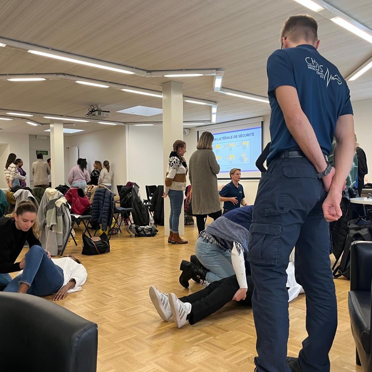 🚑 Nouvelle collaboration avec Nanou Solutions : Formation aux premiers secours PBLS 🚑
L’équipe de Chris Medical Services est ravie d’accompagner les collaborateurs et collaboratrices de Nanou Solutions dans la maîtrise des gestes de premiers secours. Une formation personnalisée, incluant un module spécifique sur les premiers secours pédiatriques, adaptée aux besoins particuliers de leur secteur d’activité. 👶
Ensemble, nous renforçons la sécurité et favorisons la création d’un environnement plus sûr. 🤝
Préparez vos équipes à réagir avec efficacité en cas d’urgence. 💪
��#PremiersSecours #BLS #SecoursPédiatrique #Sécurité #Formation #Collaboration #formationpremiersecours #chrismedicalservices