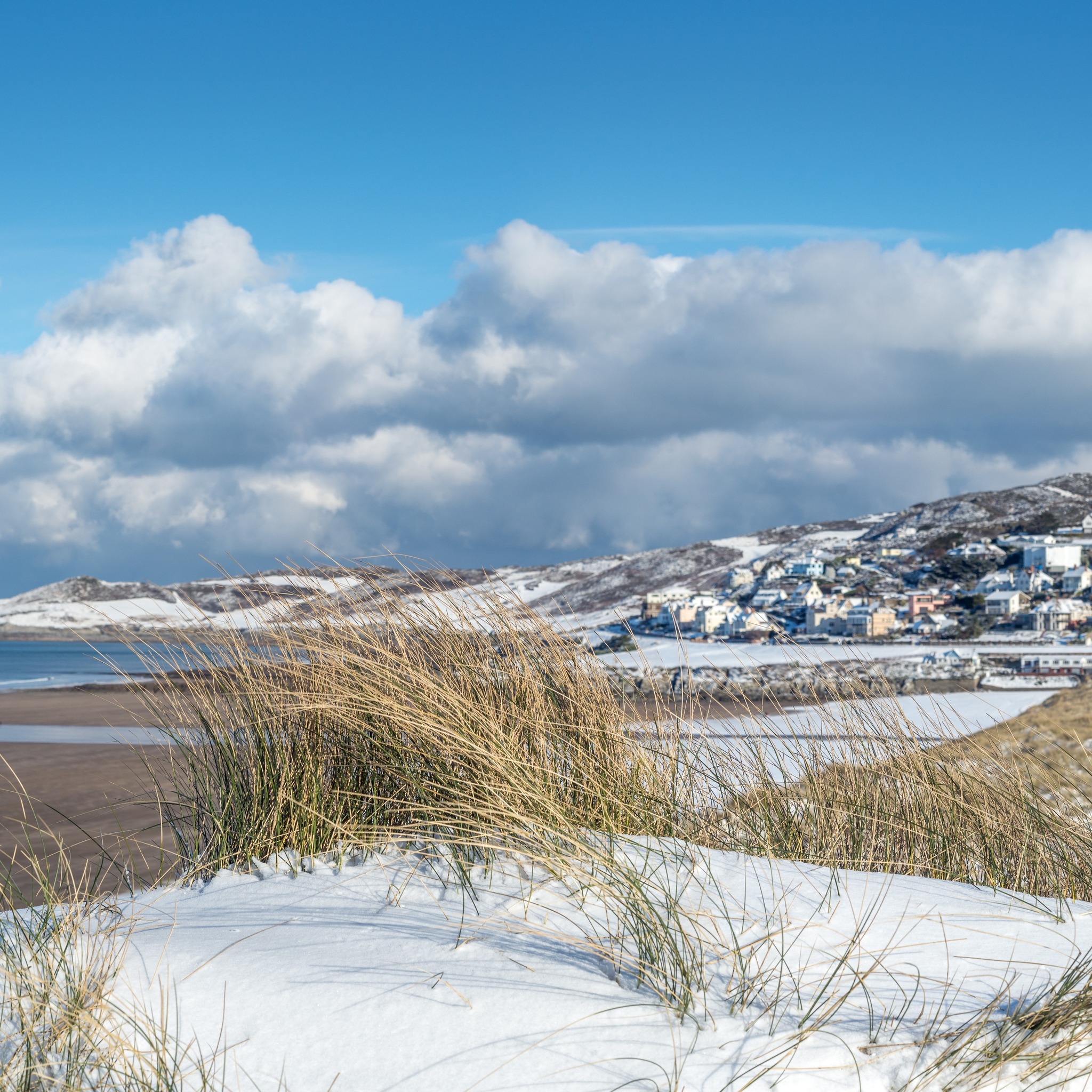 There’s truly no better place to be during the colder months than the stunning, rolling countryside of North Devon!
Whether you’re strolling through scenic trails, enjoying cosy evenings by the fire, or savouring hearty local cuisine, the countryside offers a perfect escape to relax and rejuvenate. North Devon promises a memorable experience that will leave you feeling refreshed and rejuvenated. ❄️
#NorthDevon #EscapeToTheCoast #Willingcott #LuxuryLiving #InvestmentProperty #Woolacombe #DevonChristmas