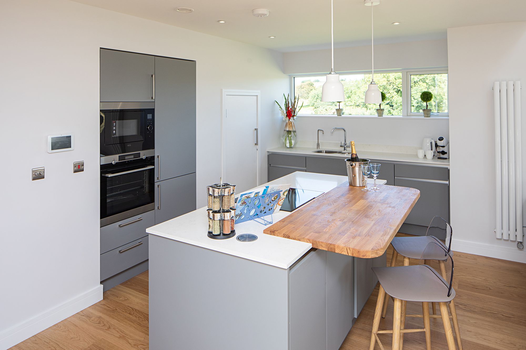 Come dine with us 🥂 Enjoy a contemporary fitted kitchen featuring a range of high-quality appliances, the space features an island/breakfast bar and comes complete with a full range of cutlery, cookware, and more!
Willingcott sets a new standard for luxury holiday homes in North Devon. 🏠
#Willingcott #Woolacombe #EscapeToTheCoast #DevonHoliday #DevonEscape #CoastalEscape #SummerHolidays #DogFriendlyStaycation #NorthDevonCoast #LuxuryLiving