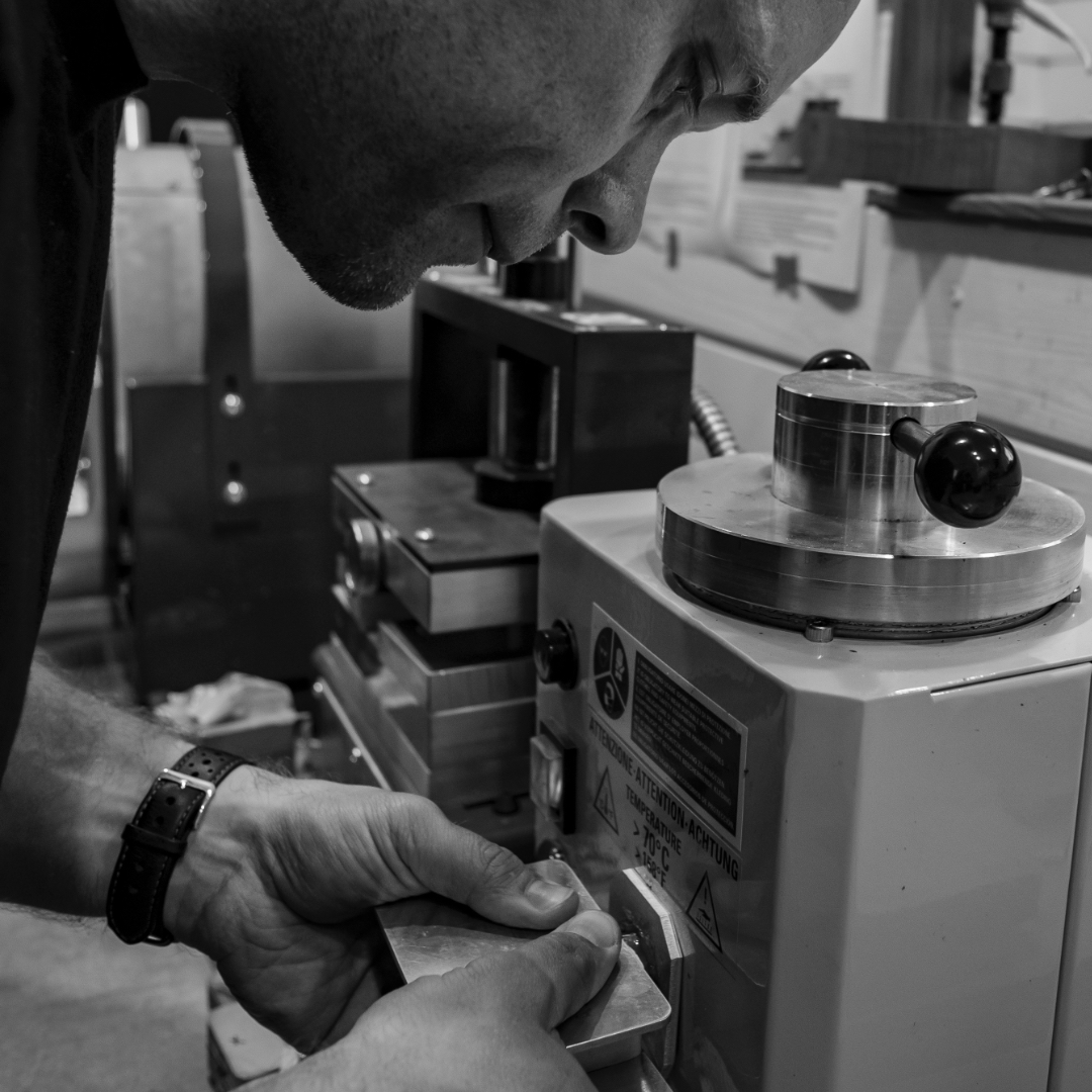 Pour dupliquer des pièces, on commence par fabriquer un moule puis injecter de la cire dedans.
📷@dedeur_production
#finistere #bretagne #madeinfrance #quimper #atelier #fonderie