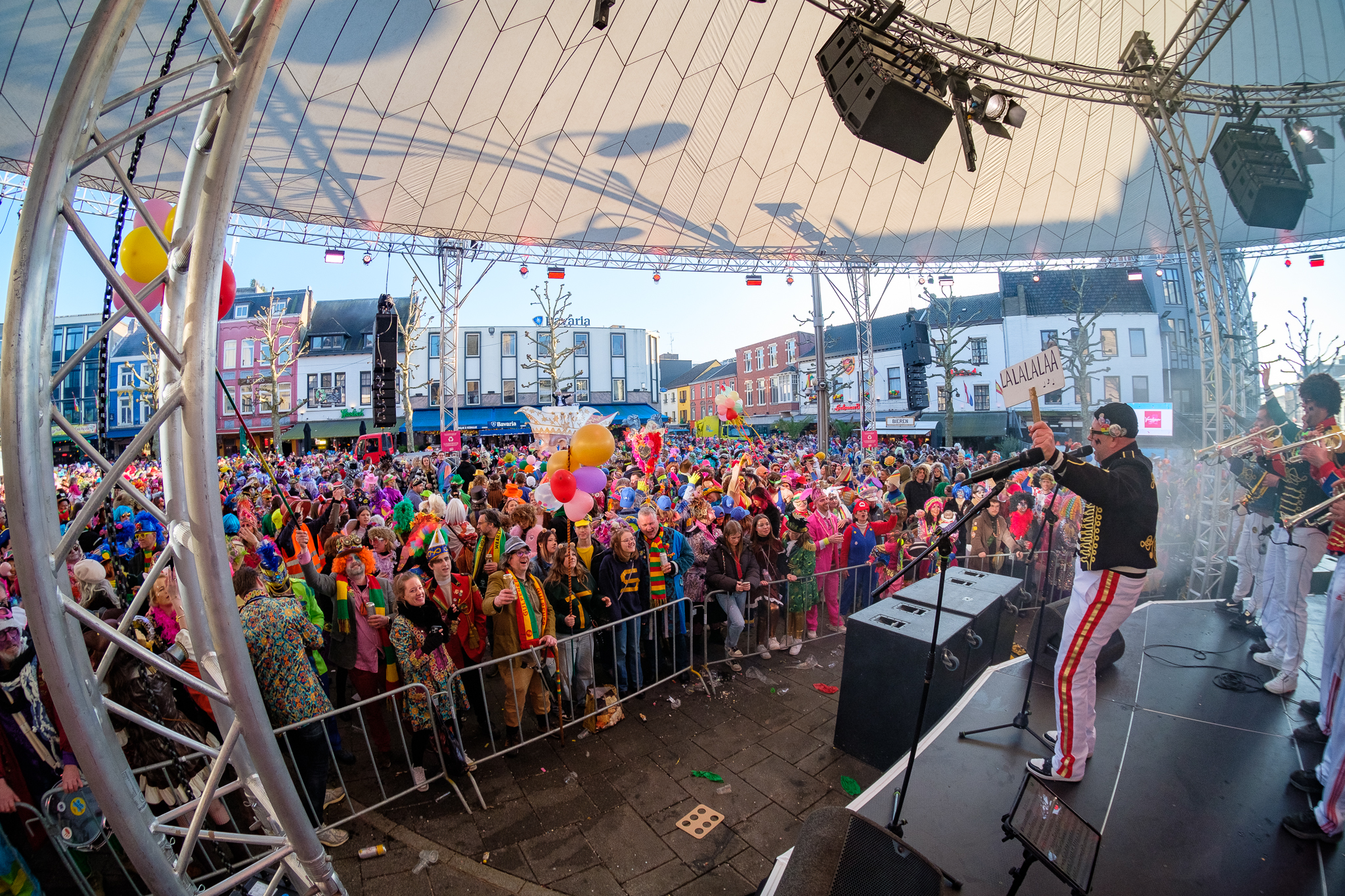 ๐ญ๐ ๐ฉ๐๐ฆ๐ง๐๐๐ข๐๐ฉ๐๐ก๐ ๐ฎ๐ฌ๐ฎ๐ฑ: ๐ช๐๐ง ๐๐๐ก ๐๐๐๐ฆ๐ง! ๐๐ญ
De vasteloavend zit er weer op, en ๐๐ฎ๐ ๐ต๐ฒ๐ฏ๐ฏ๐ฒ๐ป ๐๐ฒ ๐ด๐ฒ๐ป๐ผ๐๐ฒ๐ป! ๐ We willen ๐ท๐๐น๐น๐ถ๐ฒ ๐ฎ๐น๐น๐ฒ๐บ๐ฎ๐ฎ๐น ๐๐๐ฝ๐ฒ๐ฟ ๐ฏ๐ฒ๐ฑ๐ฎ๐ป๐ธ๐ฒ๐ป voor het geweldige feest dat we samen hebben gevierd. ๐
Onze festiviteiten begonnen al op vrijdag en bereikten hun hoogtepunt op zondag met het ๐ ๐ถ๐๐ฒ๐ฟ๐ฎ๐๐๐ op het Pancratiusplein. Ons eigen feestje, en wat hebben we gefeest! ๐ถ
Hier alvast een eerste selectie foto's om na te genieten. ๐ธ Blijf onze socials in de gaten houden, want er komen nog meer foto's aan!
#miserabel #miserabelband #ikbenmiserabel #vastelaovend
@richtigheele | @heerlenmijnstad