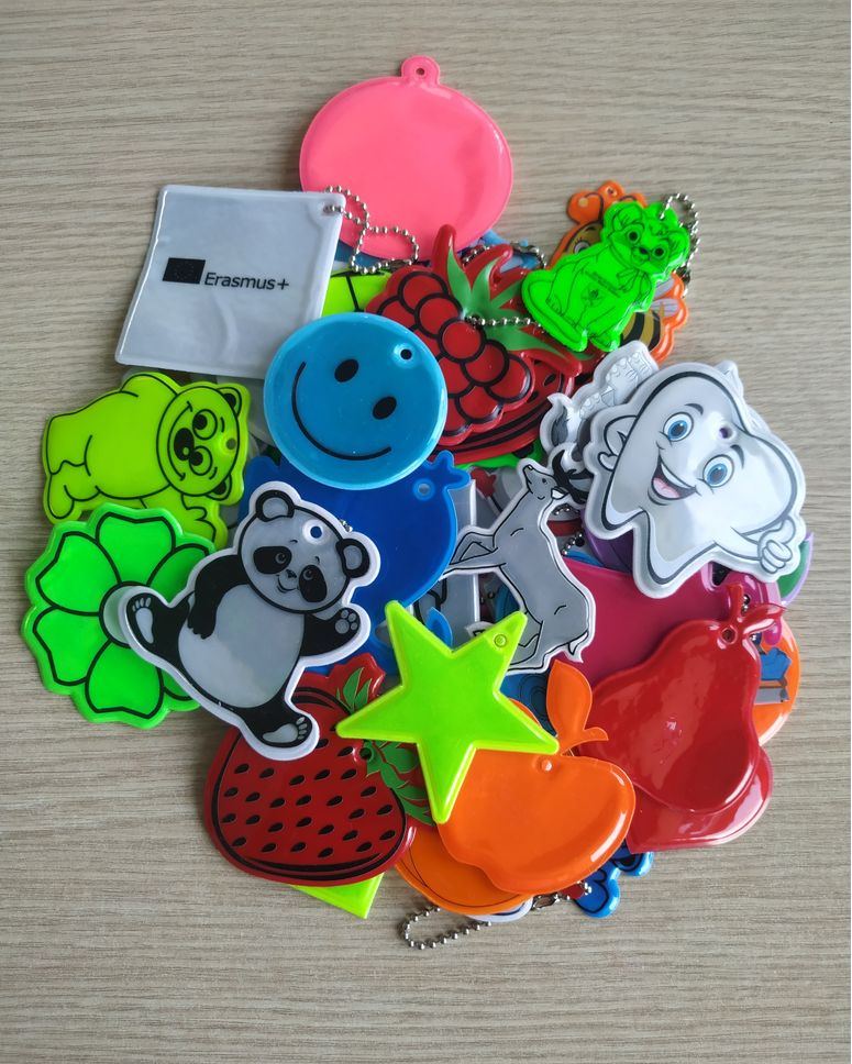 Žaismingi, įvairiaspalviai atšvaitai ne tik papuoš, bet ir apsaugos tamsiuoju paros metu. Gaminame skirtingų formų atšvaitinius pakabukus reklamos tikslams, o taip pat ir sertifikuotus, suteikiančius itin ryškų atspindį, atšvaitus pakabukus. https://reklamospasaulis.lt/atsvaitai #reklamospasaulis #Vilnius #suvenyrai #atsvaitai #reklaminiaigaminiai